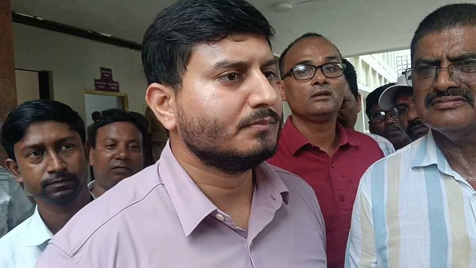 सहरसा पत्रकार प्रकरण को लेकर अररिया में आक्रोश मार्च निकालने के बाद पत्रकारों के द्वारा मुख्य मंत्री के नाम मांग पत्र को जिला पदाधिकारी के विहाप में अनुमंडल पदाधिकारी महोदय को मेमोरेंडम दिया गया। देखें अनुमंडल पदाधिकारी ने किया कहा
#Araria #Saharsa #Journalist #JournalistsProtest #पत्रकार #पत्रकारएकता #विरोधमार्च #अररिया #सहरसा #पत्रकारसुरक्षा #JournalistSafety #DigitalPressClub #WorkingDigitalMediaPressFoundation #NavBihar24 #BiharNews