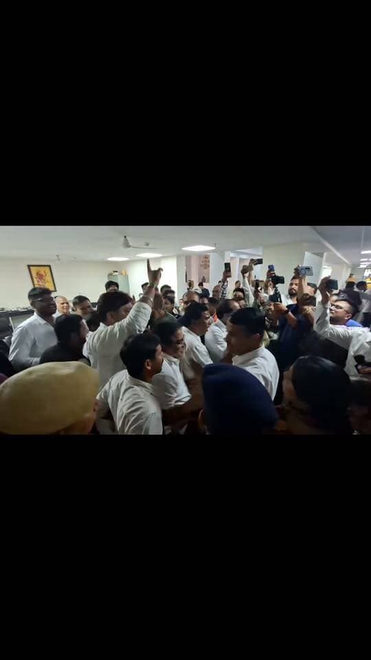 अजमेर से खबर
नगर निगम महापौर चुनाव
भाजपा ने कांग्रेस प्रत्याशी किरण गढ़वाल नामांकन पर दर्ज कराई आपत्ति
प्रत्याशी के नाम से स्तिथ गढ़वाल पैलेस पर कुछ राशि बकाया होना बताया गया आपत्ति मे
मौके पर कांग्रेस के कई दिग्गज पहुंचे
रामचंद्र चौधरी, श्री गोपाल बाहेती भी पहुंचे निगम कार्यालय
पुलिस का भारी जाप्ता किया गया निगम परिसर में तैनात
कांग्रेसी कार्यकर्त्ता कर रहें नारेबाजी
निगम के मुख्य गेट पर कर रहें नारेबाजी...
Ro के कक्ष मे चल रही अभी भी आपत्ति को लेकर चर्चा।।