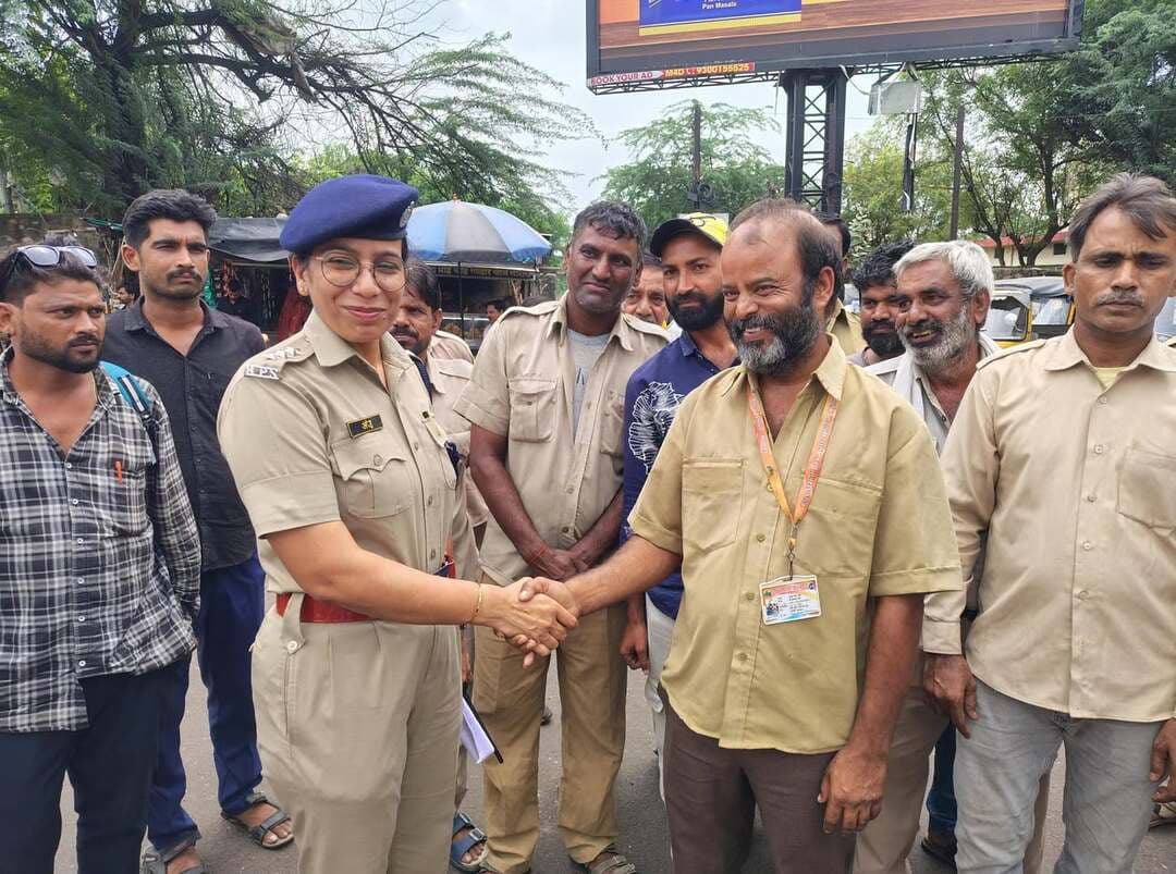 अजमेर में मनाया गया ‘ड्राइवर डिग्निटी डे’, ऑटो-टेंपो चालकों ने ली यातायात नियमों की पालना की शपथ
अजमेर। सड़क परिवहन को सुरक्षित, सुगम और व्यवस्थित बनाने के उद्देश्य से 17 सितंबर को अजमेर में ड्राइवर डिग्निटी डे मनाया गया। इस दौरान ट्रैफिक पुलिस की ओर से शहर के विभिन्न ऑटो स्टैंड पर पहुंचकर ऑटो-टेंपो चालकों से संवाद किया गया। ट्रैफिक उपाधीक्षक अंजू यादव ने चालकों की समस्याएं सुनीं और यातायात नियमों की पालना को लेकर जागरूक किया। कार्यक्रम में चालकों ने सड़क सुरक्षा नियमों का पालन करने की शपथ ली। कई ऑटो चालकों ने शराब का सेवन कर वाहन नहीं चलाने की भी शपथ ली। पुलिस की ओर से सुरक्षित यातायात और जिम्मेदार ड्राइविंग का संदेश दिया गया।
#RajasthanNews #LatestNews Ajmer Police Rajasthan