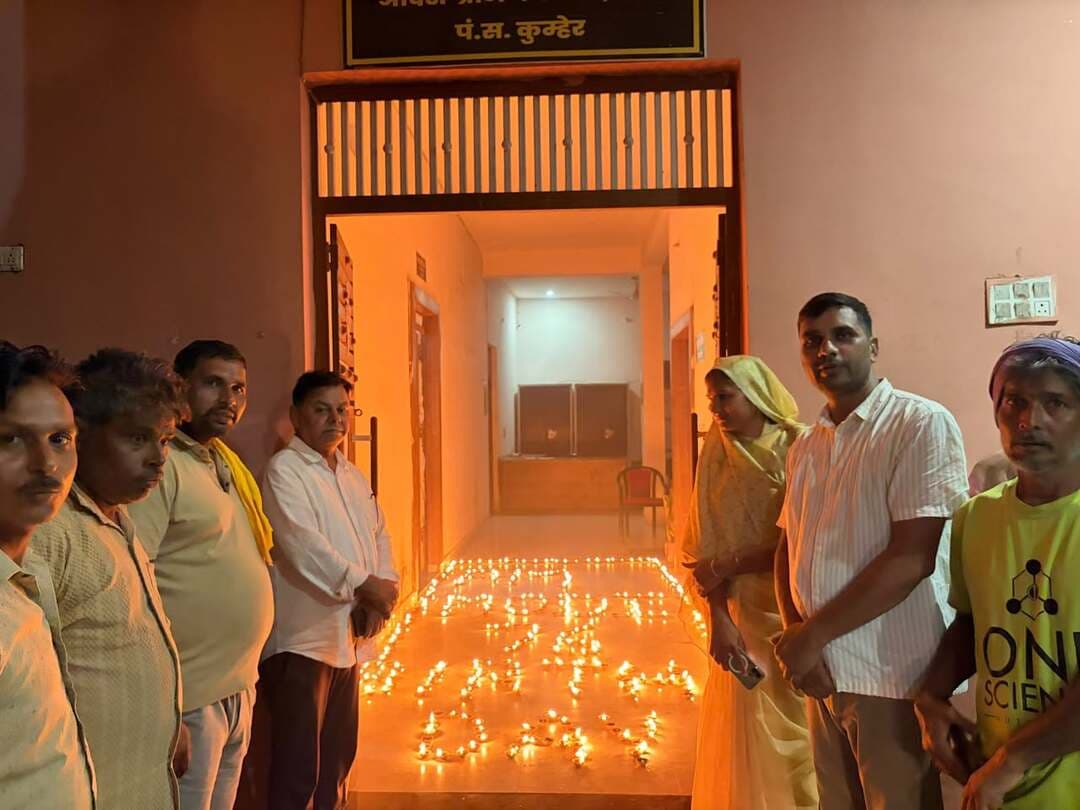 *'विकसित भारत- जन सेवा अभियान' का भव्य शुभारंभ: डीग जिले में 'आशीर्वाद का दीया' जलाकर की गई लोक कल्याण की मंगलकामना*
*गहनकर में गृह राज्य मंत्री जवाहर सिंह बेढ़म ने की शिरकत, पसोपा के आदिबद्री धाम, जटेरी धाम, कैथवाड़ा और रारह में भी जगमगाए हजारों दीप*
नगर/डीग, 17 सितम्बर। राज्य सरकार के निर्देशानुसार जनसेवा, सामाजिक सरोकार एवं सुशासन की भावना को सुदृढ़ करने के उद्देश्य से गुरुवार, 17 सितम्बर से प्रदेशभर में 'विकसित भारत- जन सेवा अभियान' का शंखनाद हुआ। इस महाअभियान के प्रथम दिन डीग जिले में शाम 7 बजते ही 'आशीर्वाद का दीया' कार्यक्रम के तहत हजारों दीप प्रज्ज्वलित किए गए। विकसित राजस्थान के लक्ष्य को प्राप्त करने और जन कल्याण की मंगलकामना के साथ जिले के प्रमुख धार्मिक स्थलों, ग्राम पंचायतों एवं आमजन के घरों पर दीप जलाए गए।
जिले में इस राज्यव्यापी महाअभियान को लेकर भारी उत्साह देखा गया। विशेषकर पसोपा स्थित प्रसिद्ध आदिबद्री धाम, ग्राम पंचायत गाढ़ी मेवात के जटेरी धाम, कामां क्षेत्र के कैथवाड़ा, रारह और गहनकर में भव्य दीप प्रज्ज्वलन कार्यक्रम आयोजित किए गए। गहनकर में आयोजित कार्यक्रम में गृह, गौपालन, पशुपालन, डेयरी तथा मत्स्य विभाग के राज्य मंत्री जवाहर सिंह बेढ़म ने विशेष रूप से शिरकत की और दीप प्रज्ज्वलित कर अभियान में अपनी भागीदारी निभाई। प्रशासन की अपील पर जिले के किसानों, महिलाओं, युवाओं और आम नागरिकों ने अपने घरों के मुख्य द्वार पर भी शाम 7 बजे दीप जलाकर इस अभियान में अपनी सक्रिय सहभागिता निभाई।
इस पूरे कार्यक्रम का सफल आयोजन पंचायती राज विभाग द्वारा किया गया। अतिरिक्त मुख्य कार्यकारी अधिकारी, जिला परिषद डीग मोहन सिंह ने बताया कि पंचायती राज विभाग के निर्देशन में ग्राम पंचायतों के प्रमुख स्थानों और विभिन्न कल्याणकारी योजनाओं के लाभार्थियों के घरों पर दीप प्रज्ज्वलन कर सामूहिक मंगलकामना की गई है। उन्होंने बताया कि इस कार्यक्रम के माध्यम से न केवल सरकार की जनकल्याणकारी सोच को आमजन तक पहुंचाया गया है, बल्कि 'विकसित राजस्थान' के संकल्प को पूर्ण करने के लिए समाज के हर वर्ग को एकजुट करने का भी यह एक सफल प्रयास रहा है।