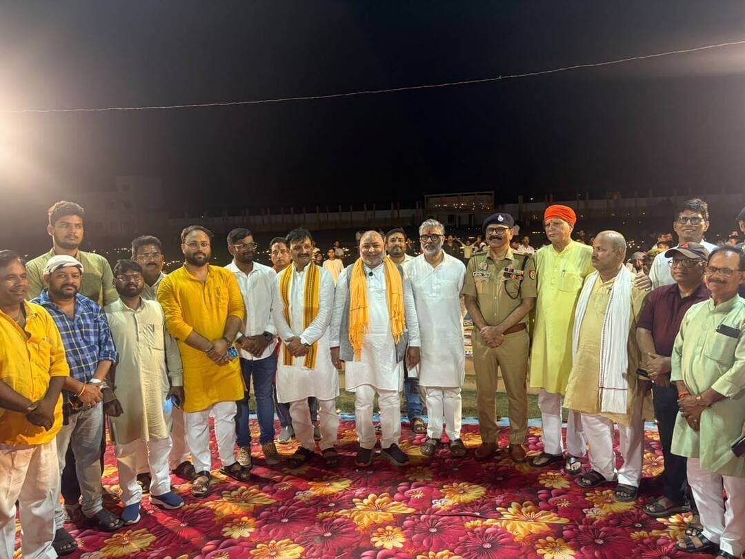 *जन सेवा से देश सेवा के संकल्प के साथ ‘सेवा संकल्प अभियान’ का शुभारंभ*
*17 सितंबर से 17 अक्टूबर तक चलेगा ‘सेवा संकल्प अभियान’, मंत्री ने किया शुभारंभ*
*आशीर्वाद का दिया’ जलाकर सेवा का संकल्प लेने की अपील*
*छात्र-छात्राओं की सांस्कृतिक प्रस्तुतियों से सजा सेवा संकल्प अभियान का शुभारंभ*
बलिया। जन सेवा से देश सेवा के संकल्प के साथ 17 सितंबर से 17 अक्टूबर तक चलने वाले ‘सेवा संकल्प अभियान’ का शुभारंभ बुधवार को गंगा बहुउद्देशीय सभागार में किया गया। कार्यक्रम के मुख्य अतिथि प्रदेश के परिवहन मंत्री दयाशंकर सिंह ने दीप प्रज्ज्वलित कर तथा मां सरस्वती के चित्र पर पुष्प अर्पित कर कार्यक्रम का उद्घाटन किया। इस अवसर पर विभिन्न विद्यालयों के छात्र-छात्राओं ने सांस्कृतिक कार्यक्रम प्रस्तुत कर समारोह को आकर्षक बना दिया। कार्यक्रम में सेवा, जनकल्याण और राष्ट्र निर्माण से जुड़े विषयों पर वक्ताओं ने अपने विचार रखे।
परिवहन मंत्री दयाशंकर सिंह ने कहा कि प्रधानमंत्री नरेंद्र मोदी के जन्मदिवस तथा भगवान विश्वकर्मा जयंती के अवसर पर यह कार्यक्रम आयोजित किया जा रहा है।उन्होंने कहा कि प्रधानमंत्री ने अपने सार्वजनिक जीवन में लंबे समय तक देश और समाज की सेवा को प्राथमिकता दी है। उन्होंने लोगों से ‘विकसित भारत-2047’ के निर्माण में योगदान देने का आह्वान किया। उन्होंने केंद्र सरकार की विभिन्न जनकल्याणकारी योजनाओं का उल्लेख करते हुए कहा कि वर्ष 2016 में बलिया से उज्ज्वला योजना की शुरुआत की गई थी, जिसके माध्यम से महिलाओं को धुएं से राहत दिलाने के लिए गैस कनेक्शन उपलब्ध कराए गए। उन्होंने कहा कि सरकार की ओर से गरीब परिवारों को खाद्यान्न उपलब्ध कराने तथा स्वच्छता को बढ़ावा देने के लिए भी योजनाएं संचालित की जा रही हैं। परिवहन मंत्री ने लोगों से अपील की कि प्रधानमंत्री के जन्मदिवस के अवसर पर अपने घरों तथा अन्य स्थानों पर ‘आशीर्वाद का दिया’ अवश्य जलाएं और सेवा एवं राष्ट्र निर्माण के संकल्प को आगे बढ़ाएं।
अल्पसंख्यक कल्याण मंत्री दानिश आजाद अंसारी ने कहा कि वर्ष 2014 से देश में सेवा का काल चल रहा है। पिछले 12 वर्षों में केंद्र सरकार ने ‘सबका साथ, सबका विकास’ के संकल्प के साथ समाज के सभी वर्गों के लिए कार्य किया है। उन्होंने कहा कि सरकार की विभिन्न जनकल्याणकारी योजनाओं का लाभ पात्र लोगों तक पहुंचाने का लगातार प्रयास किया जा रहा है। आने वाले समय में भी अधिक से अधिक लोगों को सरकारी योजनाओं से जोड़ने का कार्य किया जाएगा, ताकि योजनाओं का लाभ अंतिम पायदान पर खड़े व्यक्ति तक पहुंच सके। दानिश आजाद अंसारी ने लोगों से ‘सेवा आशीर्वाद का दिया’ जलाने की अपील करते हुए कहा कि सेवा और जनकल्याण की भावना को समाज में आगे बढ़ाना सभी की जिम्मेदारी है। उन्होंने लोगों से विकसित भारत-2047 के संकल्प को पूरा करने में अपनी भूमिका निभाने का आह्वान किया।
उन्होंने कहा कि देश को विकसित बनाने के लिए सरकार के साथ समाज के प्रत्येक वर्ग की भागीदारी जरूरी है। सेवा, समर्पण और जनकल्याण के माध्यम से देश को विकास की दिशा में आगे ले जाने का प्रयास जारी रहेगा।
*सरकारी योजनाओं के लाभार्थियों को मिला योजनाओं का लाभ*
*किसानों को ट्रैक्टर, दिव्यांगों को व्हीलचेयर, लाभार्थियों को बांटी गई योजनाओं की सौगात*
उन्होंने सरकार की विभिन्न जनकल्याणकारी योजनाओं के लाभार्थियों को बुधवार को आयोजित कार्यक्रम में योजनाओं का लाभ प्रदान किया गया। कार्यक्रम में परिवहन मंत्री दयाशंकर सिंह एवं अल्पसंख्यक कल्याण मंत्री दानिश आजाद अंसारी ने विभिन्न विभागों द्वारा संचालित योजनाओं के लाभार्थियों को प्रमाण पत्र, उपकरण, कार्ड एवं अन्य सामग्री वितरित की। कार्यक्रम के दौरान नंद बाबा दुग्ध मिशन के अंतर्गत मिनी नंदिनी कृषक समृद्धि योजना के छ: लाभार्थियों को लाभान्वित किया गया। वहीं कन्या विवाह सहायता योजना के चार, मृत्यु दिव्यांगता सहायता योजना के दो तथा बाल श्रमिक विद्या योजना के 34 लाभार्थियों को योजनाओं का लाभ दिया गया। इसी क्रम में मातृत्व शिशु एवं बाल मदद योजना के 21 तथा प्रधानमंत्री श्रम योगी मानधन योजना के आठ लाभार्थियों को लाभान्वित किया गया। बेसिक शिक्षा विभाग की ओर से जिले के 18 ब्लॉकों से चयनित 36 रसोइयों को सम्मानित किया गया। कार्यक्रम में 15 लाभार्थियों को राशन कार्ड, 60 लाभार्थियों को ट्रेड दर्जी टूलकिट तथा 20 आंगनबाड़ी कार्यकत्रियों को मोबाइल फोन वितरित किए गए। इसके अलावा 20 लाभार्थियों को आयुष्मान भारत योजना के कार्ड भी प्रदान किए गए। प्रधानमंत्री आवास योजना ग्रामीण के अंतर्गत विकासखंड हनुमानगंज के पांच लाभार्थियों को आवास की चाबी सौंपी गई। वहीं मुख्यमंत्री आवास योजना ग्रामीण के तहत विकासखंड रसड़ा के पांच और विकासखंड बेलहरी के पांच लाभार्थियों को आवास की चाबी वितरित की गई।
पिछड़ा वर्ग विभाग की शादी अनुदान योजना के 11 लाभार्थियों को सहायता प्रदान की गई। दिव्यांगजन सशक्तीकरण विभाग की ओर से 18 विकासखंडों के दिव्यांग लाभार्थियों को व्हीलचेयर एवं स्मार्ट केन वितरित किए गए। साथ ही नौ दिव्यांग पेंशन लाभार्थियों को प्रमाण पत्र प्रदान किए गए। पंचायती राज विभाग की ओर से प्रत्येक ब्लॉक से दो-दो सफाई कर्मियों को उनके कार्य के लिए सम्मानित किया गया। मुख्यमंत्री कन्या सुमंगला योजना के पांच लाभार्थियों को प्रमाण पत्र वितरित किए गए। वहीं कृषि उत्पादन मंडी समिति की ओर से मुख्यमंत्री कृषक उपहार योजना के अंतर्गत दो लाभार्थियों को ट्रैक्टर प्रदान किए गए। इस कार्यक्रम में अल्पसंख्यक कल्याण मंत्री दानिश आजाद अंसारी, महिला आयोग के सदस्य श्रीमति सुनीता श्रीवास्तव, राज्यसभा सांसद नीरज शेखर, जिलाध्यक्ष संजय मिश्रा, बेल्थरारोड़ के विधायक धनन्जय कन्नौजिया, सीडीओ आलोक कुमार, डीडीओ आनंद प्रकाश एवं जिला स्तरीय अधिकारीगण उपस्थित रहे।
--------+
*प्रधानमंत्री जी के 76वें जन्मदिवस पर कलेक्ट्रेट परिसर में सूचना विभाग की लगी प्रदर्शनी, मंत्री ने किया शुभारंभ*
*कलेक्ट्रेट में लगी मोदी के जनसेवा के 25 वर्षों की झलक दिखाती प्रदर्शनी*
बलिया। प्रधानमंत्री श्री नरेन्द्र मोदी के 76वें जन्मदिवस के अवसर पर सूचना विभाग, बलिया की ओर से आयोजित ‘सेवा संकल्प अभियान/जन सेवा देश सेवा के 25 वर्ष’ विषयक प्रदर्शनी का बुधवार को कलेक्ट्रेट परिसर में शुभारंभ किया गया। प्रदर्शनी का उद्घाटन प्रदेश के परिवहन मंत्री दयाशंकर सिंह ने फीता काटकर किया। इस अवसर पर परिवहन मंत्री ने प्रदर्शनी का अवलोकन किया और प्रधानमंत्री नरेन्द्र मोदी के सार्वजनिक जीवन एवं जनसेवा से जुड़े विभिन्न पहलुओं को प्रदर्शित करने वाले चित्रों और सामग्री की जानकारी ली। उन्होंने कहा कि प्रधानमंत्री के जन्मदिवस के अवसर पर जिले में सेवा एवं जनकल्याण से जुड़े 13 विभिन्न कार्यक्रमों का आयोजन किया जाएगा। उन्होंने कहा कि इन कार्यक्रमों का उद्देश्य सरकार की जनकल्याणकारी योजनाओं, उपलब्धियों और सेवा कार्यों की जानकारी आमजन तक पहुंचाना है। प्रदर्शनी में प्रधानमंत्री के जीवन, कार्यों तथा देश सेवा से जुड़े विभिन्न महत्वपूर्ण पड़ावों को चित्रों के माध्यम से प्रदर्शित किया गया है। परिवहन मंत्री ने कहा कि जनसेवा को केंद्र में रखकर आयोजित कार्यक्रमों के माध्यम से समाज के विभिन्न वर्गों तक सरकार की योजनाओं और उपलब्धियों की जानकारी पहुंचाने का प्रयास किया जा रहा है। कलेक्ट्रेट परिसर में लगी प्रदर्शनी लोगों के लिए आकर्षण का केंद्र बनी रही। इस अवसर पर अल्पसंख्यक कल्याण मंत्री दानिश आजाद अंसारी, महिला आयोग के सदस्य श्रीमति सुनीता श्रीवास्तव, राज्यसभा सांसद नीरज शेखर, जिलाध्यक्ष संजय मिश्रा, बेल्थरारोड़ के विधायक धनन्जय कन्नौजिया, सीडीओ आलोक कुमार, जिला सूचना अधिकारी ऋषभ देव त्रिपाठी, अरुण कुमार, रमाकांत चौहान, हरीश चन्द्र राय, विवेक उपाध्याय, प्रभुनाथ जी, अभिषेक सिंह एवं अन्य अधिकारीगण उपस्थित रहे।
------------
*सेवा संकल्प अभियान के तहत रक्तदान शिविर में 31 यूनिट रक्तदान*
*रक्तदाता बने जीवनदाता, जिला अस्पताल में मरीजों को वितरित किए गए फल*
बलिया। प्रधानमंत्री श्री नरेन्द्र मोदी के जन्मदिवस के अवसर पर चलाए जा रहे सेवा संकल्प अभियान के तहत जिला चिकित्सालय, बलिया एवं रेडक्रॉस सोसायटी के संयुक्त तत्वावधान में जिला अस्पताल स्थित ब्लड बैंक में रक्तदान शिविर का आयोजन किया गया। शिविर में कुल 31 यूनिट रक्तदान किया गया। शिविर का शुभारंभ प्रदेश के परिवहन मंत्री दयाशंकर सिंह, अल्पसंख्यक कल्याण मंत्री दानिश आजाद अंसारी, भाजपा जिलाध्यक्ष संजय मिश्रा, उत्तर प्रदेश महिला आयोग की सदस्य सुनीता श्रीवास्तव एवं मुख्य विकास अधिकारी आलोक कुमार ने दीप प्रज्ज्वलित कर किया। इस दौरान प्रधानमंत्री के जन्मदिवस पर केक काटकर सभी को बधाई दी गई तथा रक्तदान करने वाले रक्तदाताओं को प्रमाण पत्र देकर सम्मानित किया गया। कार्यक्रम को संबोधित करते हुए वक्ताओं ने कहा कि रक्त मानव जीवन का अमूल्य आधार है। आधुनिक चिकित्सा व्यवस्था में दुर्घटना, प्रसव, बड़ी शल्य चिकित्सा, कैंसर, थैलेसीमिया, हीमोफीलिया सहित कई गंभीर परिस्थितियों में रक्त की आवश्यकता होती है। ऐसे समय में स्वैच्छिक रक्तदाता किसी अनजान व्यक्ति के लिए जीवनदाता की भूमिका निभाते हैं। उन्होंने रक्तदान के लिए आगे आने वाले लोगों की सराहना करते हुए रेडक्रॉस सोसायटी को शिविर के आयोजन के लिए शुभकामनाएं दीं। शिविर के बाद अतिथियों ने जिला अस्पताल में भर्ती मरीजों के बीच फल वितरित किए और उनके शीघ्र स्वस्थ होने की कामना की। रक्तदान करने वालों में सरदार सुरेन्द्र सिंह खालसा, प्रेरक गुप्ता, श्याम बाबू रौनियार, पूर्व विधायक धनंजय कन्नौजिया, भूपेंद्र गुप्ता, बृजेश सिंह, सुनील कुमार सहित अन्य रक्तदाता शामिल रहे।
इस अवसर पर डॉ. सुजीत कुमार यादव, डॉ. मंजू रानी, डॉ. आनंद कुमार, डॉ. रितेश सोनी, डॉ. वसुंधरा, डॉ. संतोष चौधरी, जीके दुबे, कमलेश पांडेय, शैलेन्द्र पांडेय, केके पाठक, रविशंकर तिवारी समेत जिला अस्पताल एवं रेडक्रॉस सोसायटी से जुड़े पदाधिकारी और कर्मचारी उपस्थित रहे।