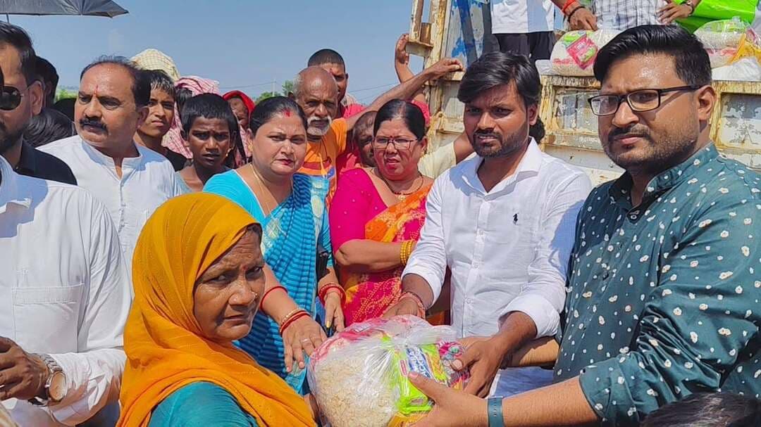 बाढ़ पीड़ितों को राहत सामग्री वितरण किया समाज सेवी अजय कुमार।
शेखपुरा जिले के घाट कोसुंभा प्रखंड क्षेत्र में कई दिनों से बाढ़ का पानी रहने के कारण ग्रामीणों को काफी परेशानियों का सामना करना पड़ रहा है। बाढ़ प्रभावित लोगों की मदद के लिए समाजसेवी अजय कुमार ने पानापुर गांव पहुंचकर ग्रामीणों के बीच राहत सामग्री का वितरण किया।
अजय कुमार ने बताया कि पानापुर गांव में बाढ़ पीड़ित परिवारों के बीच राहत सामग्री बांटने का मुख्य उद्देश्य जरूरतमंद लोगों तक सहायता पहुंचाना है। उन्होंने कहा कि बाढ़ की स्थिति में लोगों को भोजन सहित अन्य आवश्यक सामग्री की जरूरत है, इसलिए संपन्न लोगों को आगे आकर घाट कोसुंभा प्रखंड के बाढ़ प्रभावित गांवों में राहत सामग्री का वितरण करना चाहिए।
राहत सामग्री वितरण के दौरान अजय कुमार, सचिन सौरभ, स्मृति शर्मा, रेनू सिन्हा, जयदेव कुमार, रोहित कुमार, अरविंद कुमार सहित अन्य लोगों ने बाढ़ पीड़ित परिवारों के बीच राहत सामग्री वितरित की।
इस दौरान समाजसेवी अजय कुमार ने बिहार सरकार से घाट कोसुंभा प्रखंड क्षेत्र को बाढ़ग्रस्त क्षेत्र घोषित करने की मांग भी की। उन्होंने कहा कि बाढ़ से प्रभावित लोगों को सरकारी स्तर पर भी आवश्यक सहायता और राहत उपलब्ध कराई जानी चाहिए।
इस दौरान ग्रामीणों ने बड़ी मांग किया। घाट कोसुंभा प्रखंड क्षेत्र को बाढ़ ग्रस्त क्षेत्र घोषित होने से ग्रामीणों को राहत सामग्री मिलेगी।
#पानापुर #घाटकुसुम्भा #शेखपुरा #बाढ़