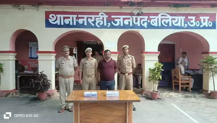 *स्वाट टीम व थाना नरही जनपद बलिया पुलिस की सयुक्त टीम द्वारा लूट से संबन्धित 25,000 का इनामिया 01 नफर अभियुक्त को किया गया गिरफ्तार ।*
*अभियुक्त के कब्जे से घटना में प्रयुक्त 01 अदद मोबाईल रेडमी, 01 अदद LAVA SET व 01 अदद नाजायज चाकू व लूट का 2220 रूपया नगद बरामद ।*
*श्रीमान् पुलिस अधीक्षक महोदय बलिया श्री ओमवीर सिंह* के कुशल निर्देशन में अपराध एवं अपराधियों के विरुद्ध चलाये जा रहे अभियान के क्रम में श्रीमान् अपर पुलिस अधीक्षक महोदय (दक्षिणी) श्री संजय वर्मा व श्रीमान् क्षेत्राधिकारी सदर श्री अक्षय कुमार के निकट पर्यवेक्षण एवं प्र0नि0 हरिशंकर सिंह के कुशल नेतृत्व में थाना नरही पुलिस टीम को मिली सफलता ।
उल्लेखनीय है कि दिनांक 16.09.2026 को उ0नि0 अश्वनी कुमार मिश्रा मय हमराह देखभाल क्षेत्र में मौजूद थे कि मुखबिर सूचना मिली कि थाना स्थानीय पर पंजीकृत मु0अ0सं0-143/2026 धारा 310(2),3(5) BNS से सम्बन्धित 01 संदिग्ध व्यक्ति बैरिया मोड़ के पास खड़ा है जो कही जाने की फिराक मे है यदि जल्दी करे तो पकड़ा जा सकता है, सभी पुलिस कर्मी आपस मे वार्ता कर रहे थे कि तब तक मौके पर उ0नि0 वीरेन्द्र कुमार पाठक व उ0नि0 अजय साहनी मय टीम भी आ गये । पुलिस टीम द्वारा मुखबीर द्वारा बताये गये स्थान पर पहुँचकर एक छप्पर की आढ़ में खड़े एक संदिग्ध व्यक्ति को पुलिस हिरासत में लिया गया, हिरासत में लिये गये व्यक्ति से नाम व पता पुछने पर अपना नाम *चन्द्र प्रकाश वर्मा उर्फ लड्डू सेठ पुत्र रामेश्वर प्रसाद वर्मा निवासी वार्ड न0 16 PP रोड़ बंगला घाट थाना बक्सर टाउन जिला बक्सर उम्र 40 वर्ष* बताया । पूछताछ में ज्ञात हुआ कि थाना स्थानीय पंजीकृत मु0अ0स0 143/26 धारा 310(2), 3(5) BNS का पच्चीस हजार का इनामिया अभियुक्त है, जामातलाशी में चन्द्र प्रकाश वर्मा उपरोक्त के पहने हुए लोवर की जेब से 01 अदद मोबाईल रेडमी, 01 अदद LAVA SET काला व 01 अदद नाजायज चाकू व लूट 2220 रूपया नगद बरामद बरामद हुआ, जिसको अपराध की धारा 4/25 A Act से अवगत कराकर समय 23.25 पर हिरासत पुलिस लिया गया । जिसके संबन्ध मे थाना से वार्ता की गयी तो ज्ञात हुआ कि उक्त अभियुक्त चन्द्र प्रकाश वर्मा उर्फ लड्डू मु0अ0स0 143/26 धारा 310(2), 3(5) BNS का वाछिंत अभियुक्त है। जिसकी गिरफ्तारी करते हुए विधिक कार्यवाही पूर्ण कर अभियुक्त का चालान मा0 न्यायालय किया गया।
*बरामदगीः-*
1. 01 अदद मोबाईल रेडमी 9
2. 01अदद LAVA SET काला
3. 01 अदद चाकू
4. 2220 रूपया नगद बरामद
*गिरफ्तार अभियुक्त:-*
1. चन्द्र प्रकाश वर्मा उर्फ लड्डू सेठ पुत्र रामेश्वर प्रसाद वर्मा निवासी वार्ड न0 16 PP रोड़ बंगला घाट थाना बक्सर टाउन जिला बक्सर उम्र 40 वर्ष ।
*पंजीकृत अभियोगः-*
1. मु0अ0सं0-143/2026 धारा 310(2),3(5) BNS व बढ़ोत्तरी धारा 4/25 A Act थाना नरही जनपद बलिया ।
*गिरफ्तार करने वाले पुलिस टीम का नाम :-*
1. उ0नि0 श्री अजय साहनी स्वाट टीम जनपद बलिया
2. उ०नि० अश्वनी कुमार मिश्रा थाना नरही जनपद बलिया
3. हे0का0 रोहित यादव सर्विलांस सेल जनपद बलिया
4. हे०का० भानू प्रताप थाना नरही जनपद बलिया
5. का0 पंकज कुमार स्वाट टीम जनपद बलिया
6. का0 मनोज कुमार सर्विलांस सेल जनपद बलिया
7. का0 रमेश कुमार सर्विलांस सेल जनपद बलिया
8. हे0का0 दीपक कुमार थाना नरही जनपद बलिया
9. हे0का0 बनारसी बाबू थाना नरही जनपद बलिया
*सोशल मीडिया सेल*
*बलिया पुलिस ।*