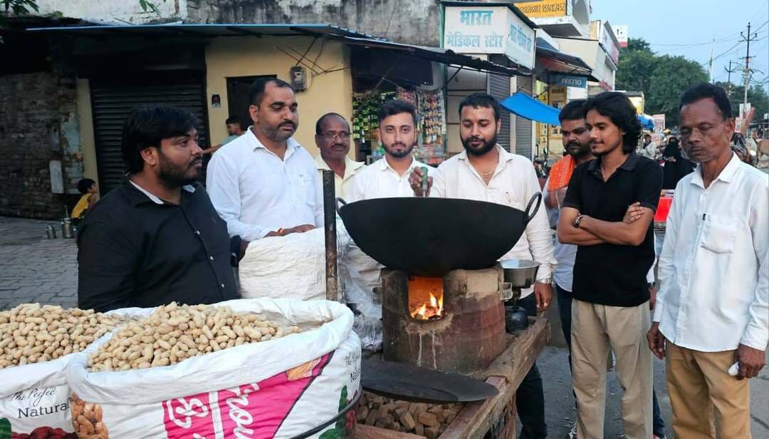 तिलहर/शाहजहांपुर
====
प्रधानमंत्री के जन्मदिन
पर जताया विरोध।
=====
विवेक शर्मा (अंशु)
प्रधानमंत्री के जन्मदिन को राष्ट्रीय बेरोजगार दिवस के रूप में मनाया।पानी पूरी और मुंगफली का ठेला लगाकर युवाओं के शोषण और बेरोजगारी के खिलाफ विरोध प्रदर्शन किया।
जिला युवा कांग्रेस ने प्रधानमंत्री नरेंद्र मोदी के जन्मदिन को राष्ट्रीय बेरोजगार दिवस के रूप में मनाते हुए उनकी सरकार में युवाओं के साथ हो रहे शोषण और व्यापक बेरोजगारी के खिलाफ प्रतीकात्मक विरोध दर्ज कराया।युवा कांग्रेस कार्यकर्ताओं ने पानी पूरी और मुंगफली का ठेला लगाकर सड़क पर उतरकर सरकार के खिलाफ आवाज बुलंद की।इस अवसर पर जिलाध्यक्ष राम जी अवस्थी एडवोकेट ने कहा कि प्रधानमंत्री नरेंद्र मोदी की सरकार में लगातार पेपर लीक हो रहे हैं, शिक्षा इतनी महंगी हो गई है कि गरीब परिवार के बच्चे पढ़ ही नहीं पा रहे और सरकारी नौकरियां लगभग समाप्त हो चुकी हैं।ऐसे में युवा पूरी तरह निराश और परेशान हैं। इसलिए आज प्रधानमंत्री के जन्मदिन पर बेरोजगार दिवस मनाने के आलावा विकल्प नहीं है।इस अवसर पर साद उल्ला खान,फुरकान अहमद कुरेशी,अनिल श्रीवास्तव,सईद अंसारी,शिवांश मिश्रा एड,नितिन तिवारी,केशव मिश्रा,दानिश शेख,अनुराग,मोइन,अरबाब खान आदि लोग मौजूद रहे।