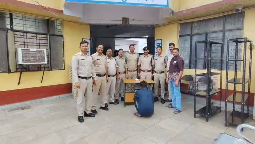 देहात पुलिस की नशे के खिलाफ कार्रवाई, 14.02 ग्राम स्मैक के साथ आरोपी गिरफ्तार
शिवपुरी। जिले में अवैध मादक पदार्थों के खिलाफ चल रही कार्रवाई के तहत थाना देहात पुलिस को एक महत्वपूर्ण सफलता मिली है। पुलिस ने कार्रवाई करते हुए एक आरोपी को 14.02 ग्राम स्मैक के साथ गिरफ्तार किया है। जब्त किए गए मादक पदार्थ की अनुमानित कीमत करीब 1 लाख 50 हजार रुपये बताई गई है।
पुलिस के अनुसार, कार्रवाई के दौरान छोटू उर्फ आशिक खान को पकड़ा गया। तलाशी के दौरान उसके कब्जे से 14.02 ग्राम स्मैक बरामद होने का दावा पुलिस ने किया है। बरामद मादक पदार्थ को पुलिस ने जब्त कर आरोपी को हिरासत में लिया।
इसके बाद पुलिस द्वारा मामले में आवश्यक वैधानिक कार्रवाई पूरी करते हुए आरोपी को माननीय न्यायालय के समक्ष पेश किया गया।
थाना देहात पुलिस की इस कार्रवाई को क्षेत्र में अवैध मादक पदार्थों की बिक्री और तस्करी पर अंकुश लगाने की दिशा में कार्रवाई के रूप में देखा जा रहा है। पुलिस द्वारा इस तरह की गतिविधियों में शामिल अन्य लोगों की जानकारी जुटाने और आगे की कार्रवाई की प्रक्रिया भी की जा सकती है।
P.NEWZ INDIA | समाचार एवं डिजिटल मीडिया
सच के साथ हर कदम
#Shivpuri #DehatPolice #CrimeNews #Smack #PoliceAction #BreakingNews #PNEWZINDIA.