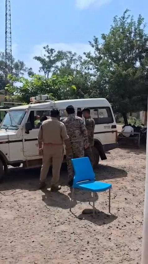 2 साल से फरार स्थाई वारंटी गिरफ्तार, पोहरी पुलिस ने न्यायालय में किया पेश
पोहरी। थाना पोहरी पुलिस ने प्रकरण क्रमांक 118/2023 में पिछले करीब 2 वर्षों से फरार चल रहे स्थाई वारंटी मिथुन पाल को गिरफ्तार करने में सफलता हासिल की है।
पुलिस द्वारा वारंटी को गिरफ्तार कर माननीय न्यायालय के समक्ष पेश किया गया। पुलिस की इस कार्रवाई से लंबे समय से फरार वारंटियों के विरुद्ध चल रही कार्रवाई को बल मिला है।
#PorhiPolice #ShivpuriPolice #Arrest #PermanentWarrant #Shivpuri #PNEWZINDIA