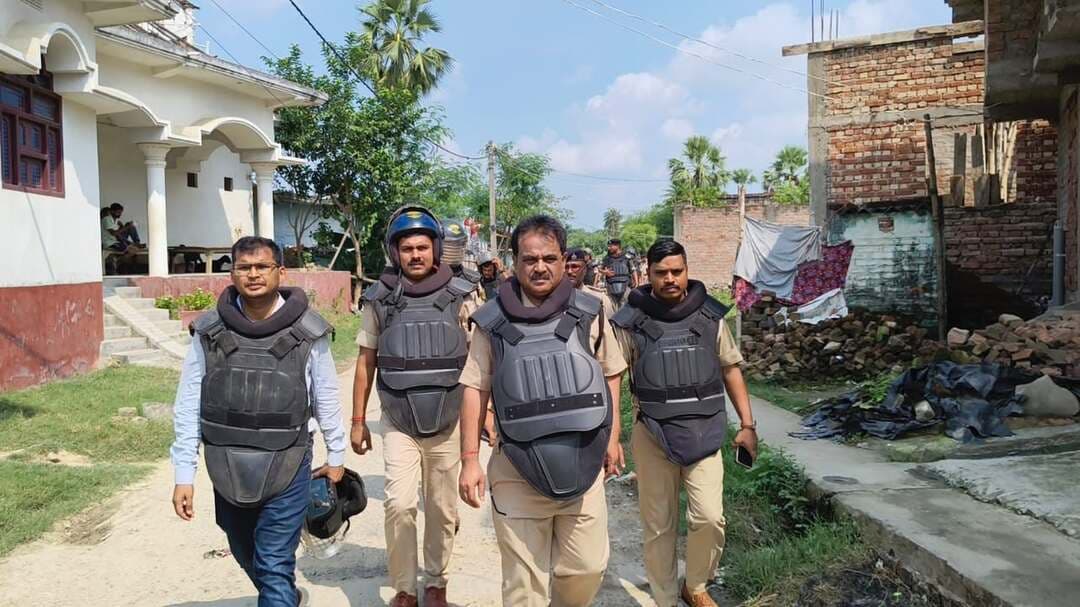 दरभंगा से इस वक्त की बड़ी खबर सामने आ रही है, जहां सिंहवाड़ा थाना क्षेत्र के कठहलिया गांव में विश्वकर्मा पूजा की मूर्ति विसर्जन के रूट को लेकर चल रहे विवाद पर प्रशासन ने अब अपना फैसला स्पष्ट कर दिया है।
पुलिस प्रशासन की ओर से मामले की उच्चस्तरीय जांच और प्रस्तावित विसर्जन रूट का निरीक्षण करने के बाद नए रूट से मूर्ति विसर्जन की अनुमति देने का निर्णय लिया गया है।
इसी को लेकर आज सदर-2 एसडीपीओ एसके सुमन की अध्यक्षता में कठहलिया में फ्लैग मार्च निकाला गया। फ्लैग मार्च के दौरान बड़ी संख्या में पुलिस बल की तैनाती रही। प्रशासनिक अधिकारियों और पुलिस पदाधिकारियों ने पूरे प्रस्तावित नए विसर्जन रूट का जायजा लिया।
मौके पर एसडीपीओ एसके सुमन ने बताया कि यह नई पूजा है और पूजा समिति की ओर से प्रशासन के समक्ष नए रूट से मूर्ति विसर्जन करने का प्रस्ताव रखा गया था। इसके बाद मामले की उच्चस्तरीय जांच की गई और प्रस्तावित रूट का स्थल निरीक्षण भी कराया गया।
जांच और निरीक्षण के बाद प्रशासन की ओर से निर्णय लिया गया कि पूजा समिति को नए निर्धारित रूट से मूर्ति विसर्जन करने की अनुमति दी जाएगी।
हालांकि, प्रशासन के इस फैसले के बाद भी विवाद पूरी तरह खत्म होता नजर नहीं आ रहा है। एक पक्ष के लोगों ने नए विसर्जन रूट पर आपत्ति जताई है। उनका कहना है कि पहले से जिस रूट से विसर्जन कराया जाता रहा है, उसी निर्धारित रूट से मूर्ति विसर्जन कराया जाना चाहिए।
आपत्ति जताने वाले लोगों ने प्रशासन के फैसले पर सवाल उठाते हुए आरोप लगाया है कि नए रूट को लेकर उनकी सहमति नहीं है और प्रशासन की ओर से मनमाने तरीके से फैसला लिया जा रहा है। हालांकि, इन आरोपों पर प्रशासन का पक्ष यह है कि रूट को लेकर जांच और स्थल निरीक्षण के बाद ही निर्णय लिया गया है।
इधर, किसी भी तरह की अप्रिय स्थिति से निपटने के लिए प्रशासन ने मौके पर पर्याप्त संख्या में पुलिस बल की तैनाती की है। अधिकारियों की ओर से पूरे इलाके में फ्लैग मार्च किया गया और लोगों से शांति एवं कानून-व्यवस्था बनाए रखने की अपील की गई।
फिलहाल प्रशासन के फैसले के बाद आधिकारिक तौर पर मूर्ति विसर्जन के लिए नया रूट निर्धारित कर दिया गया है, लेकिन एक पक्ष की आपत्ति के कारण मामला संवेदनशील बना हुआ है। अब देखना होगा कि विसर्जन के दौरान प्रशासन इस पूरे मामले को किस तरह शांतिपूर्ण तरीके से संपन्न कराता है।