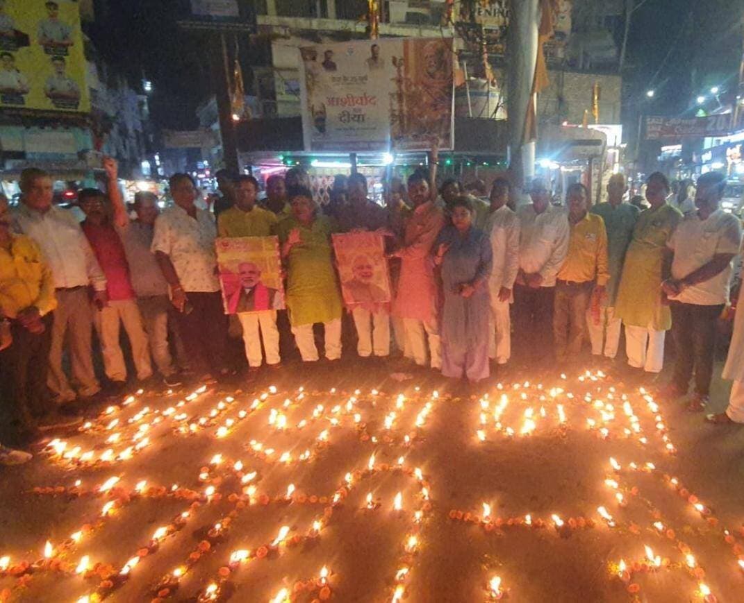 सेवा संकल्प अभियान के तहत भाजपा ने दीप प्रज्वलित कर मनाया प्रधानमंत्री नरेंद्र मोदी का जन्मोत्सव
सेवा, समर्पण एवं राष्ट्रहित की भावना के साथ सेवा संकल्प अभियान के तहत देश के माननीय प्रधानमंत्री श्री नरेंद्र मोदी जी का जन्मोत्सव गुरुवार को पूरे पूर्वी मुजफ्फरपुर में व्यापक स्तर पर मनाया गया। इस अवसर पर भाजपा कार्यकर्ताओं ने जिले के विभिन्न मंडलों, शक्ति केंद्रों एवं बूथ स्तर तक कार्यक्रम आयोजित कर दीप प्रज्वलित किए और प्रधानमंत्री श्री नरेंद्र मोदी जी के स्वस्थ, दीर्घायु एवं यशस्वी जीवन की कामना की।
प्रधानमंत्री जी के जन्मदिन के अवसर पर जिले के विभिन्न चौक-चौराहों एवं प्रमुख स्थानों को दीपों से सजाया गया। कार्यकर्ताओं एवं स्थानीय लोगों ने उत्साहपूर्वक दीप प्रज्वलित कर जन्मोत्सव मनाया। कई मंडलों में दीप प्रज्वलन के साथ आतिशबाजी एवं केक काटकर भी प्रधानमंत्री जी का जन्मदिन मनाया गया। कार्यक्रमों के दौरान कार्यकर्ताओं मेंq विशेष उत्साह एवं उमंग देखने को मिला।
पूर्वी मुजफ्फरपुर भाजपा द्वारा आयोजित इस व्यापक अभियान का संयोजन जिलाध्यक्ष विवेक कुमार एवं जिला संयोजक सह महामंत्री मनोज तिवारी के नेतृत्व में किया गया। संगठन की ओर से अभियान को केवल जिला मुख्यालय तक सीमित न रखते हुए विभिन्न मंडलों एवं बूथ स्तर तक पहुंचाया गया। बड़ी संख्या में भाजपा कार्यकर्ताओं ने अपने-अपने क्षेत्रों में सेवा एवं जनसरोकार से जुड़े कार्यक्रमों में भाग लेकर अभियान को सफल बनाने में योगदान दिया।
कार्यक्रम के दौरान भाजपा नेताओं एवं कार्यकर्ताओं ने कहा कि प्रधानमंत्री श्री नरेंद्र मोदी जी के जन्मदिन को सेवा संकल्प अभियान के रूप में मनाने का उद्देश्य समाज के अंतिम पायदान पर खड़े व्यक्ति तक सेवा एवं सहयोग की भावना को पहुंचाना है। कार्यकर्ताओं ने अपने-अपने क्षेत्रों में सामाजिक सहभागिता एवं सेवा गतिविधियों के माध्यम से अभियान को व्यापक स्वरूप देने का प्रयास किया।
इस अवसर पर पूर्व मंत्री सुरेश कुमार शर्मा ने कार्यकर्ताओं को सेवा एवं संगठन के प्रति समर्पित भाव से कार्य करने का संदेश दिया। प्रदेश मंत्री मुकेश शर्मा, प्रदेश सह मीडिया प्रभारी प्रभात मालाकार, जिला प्रभारी रमेश श्रीवास्तव सहित अन्य वरिष्ठ पदाधिकारियों ने भी विभिन्न कार्यक्रमों में सहभागिता की।