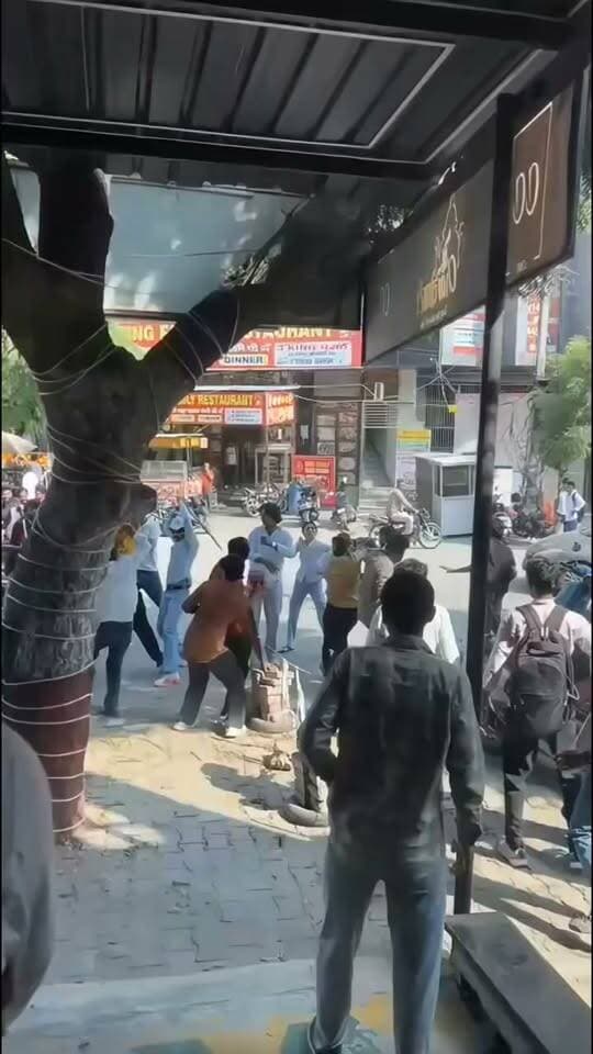 रोहतक पावर हाउस चौक पर ऐसे हुआ ब.वा.ल., हो गया वीडियो वायरल #rohtak #viralvedio #haryana #students #viralvideoシ #college