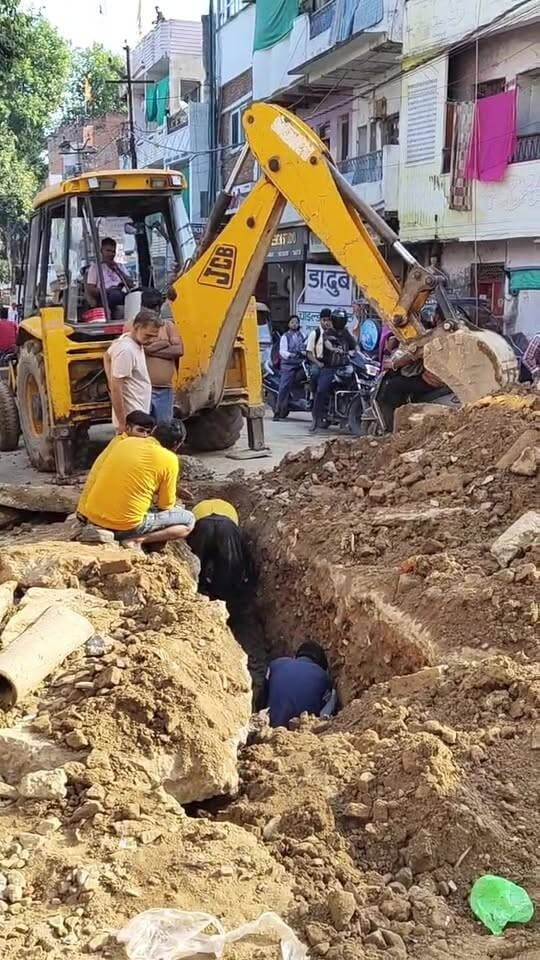 सुबह नारघाट चौराहा पर सड़क खोदने से लगा जबरदस्त जाम स्कूल जाने वाले बच्चों को हुई परेशानी,,,,,,
