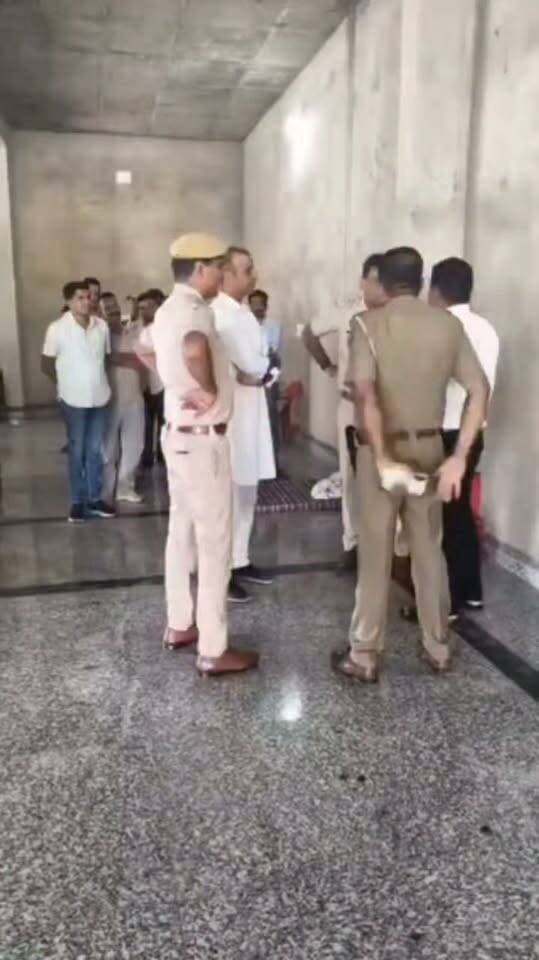 तेजपाल मिर्धा की जनता से अपील,पार्षदो को तोड़ रहे!! पुलिस भी मौजूद!! सभी को आने का दिया निमंत्रण,