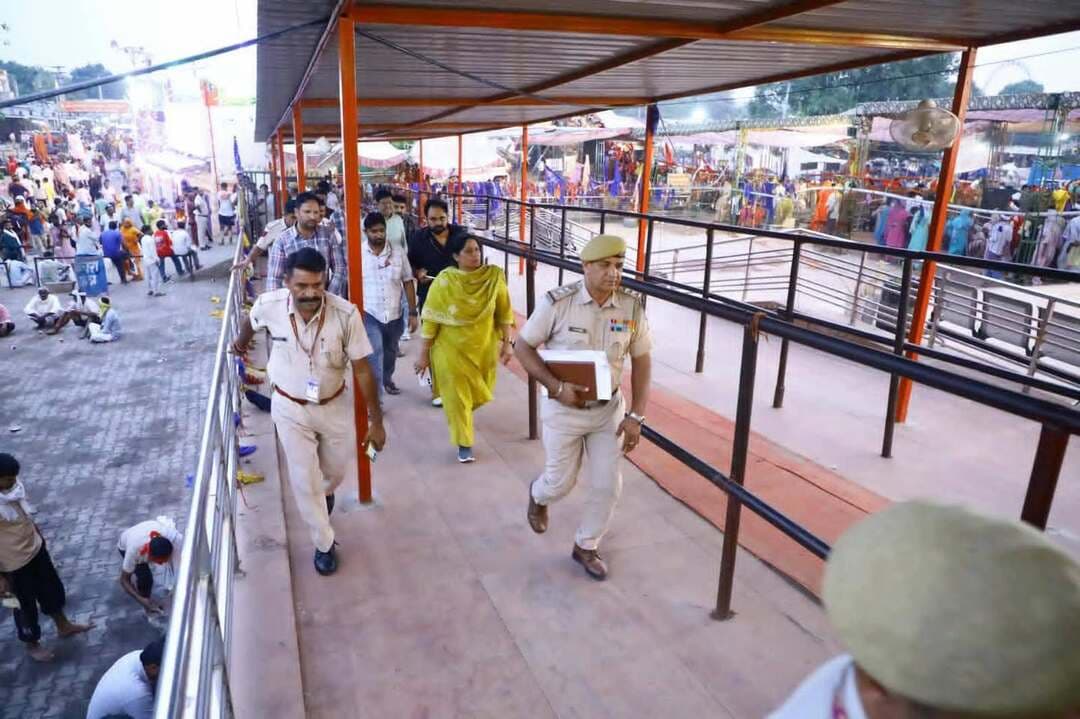गोगामेड़ी :- में आज मेला मजिस्ट्रेट एवं *उपखंड मजिस्ट्रेट श्रीमती सुनीता यादव ने* गोगामेडी मेला में आने वाली सप्तमी अष्टमी नवमी की भारी भीड़ को देखते हुए मंदिर परिसर के पास लगी बेरिकडिग्स आदि की व्यवस्थाओं का निरीक्षण किया। तथा श्रद्धालुओं को सुलभ दर्शन हो तथा पीने के पानी मिलता रहे, इसके लिए आवश्यक इंतजाम करने के निर्देश दिए,
🛑 इस दौरान थानाधिकारी जयप्रकाश झाझडिया, रेवेन्यू इंस्पेक्टर आनन्द कुमार, विजेंद्र कुमार,रीडर सुनील भींचर,मेला कांट्रेक्टर आदि उपस्थित रहें।