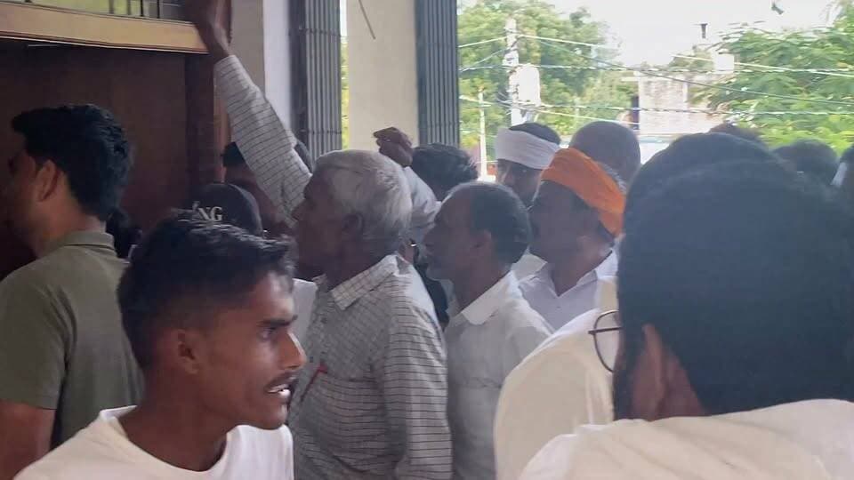 हंडिया नगर पंचायत में कूड़ा डालने को लेकर विरोध