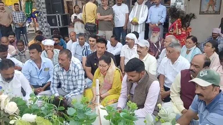 टमक पूजन के साथ आज शुरू होगा ऐतिहासिक जिला स्तरीय श्री गुग्गा माड़ी मेला सुबाथू...
सुबाथू, 17 सितम्बर 2026: जिला सोलन के छावनी क्षेत्र सुबाथू में 150 वर्षों से अधिक पुरानी धार्मिक एवं सांस्कृतिक परंपरा को आगे बढ़ाते हुए ऐतिहासिक जिला स्तरीय श्री गुग्गा माड़ी मेला आज पारंपरिक टमक पूजन के साथ शुरू होगा।
मेले का विधिवत शुभारंभ उपायुक्त सोलन श्री मनमोहन शर्मा द्वारा टमक पूजन के साथ किया जाएगा, जबकि कार्यक्रम की अध्यक्षता सुबाथू छावनी परिषद के मुख्य अधिशासी अधिकारी श्री निशांत गुप्ता करेंगे।
चार दिवसीय यह मेला 17 से 20 सितम्बर 2026 तक आयोजित होगा। परंपरा के अनुसार ढोल-नगाड़ों के साथ देवी-देवताओं को मेले में पधारने का निमंत्रण दिया जाएगा। मेले में सोलन जिला सहित आसपास के क्षेत्रों से हजारों श्रद्धालुओं के पहुंचने की उम्मीद है, जो श्री गुग्गा जाहरवीर महाराज के दर्शन कर सुख-समृद्धि एवं शांति की कामना करेंगे।
श्री गुग्गा माड़ी कमेटी के प्रधान श्री भूमेश सिंगला ने जानकारी देते हुए बताया कि मेले की सभी तैयारियां पूरी कर ली गई हैं और श्रद्धालुओं की सुविधा के लिए आवश्यक व्यवस्थाएं सुनिश्चित की गई हैं। उन्होंने बताया कि मेले को लेकर स्थानीय लोगों में विशेष उत्साह है और चारों दिनों श्रद्धालुओं के लिए धार्मिक एवं सांस्कृतिक गतिविधियों का आयोजन किया जाएगा।
मेले को लेकर श्री गुग्गा माड़ी मंदिर को दुल्हन की तरह सजाया गया है। आकर्षक विद्युत सजावट रात्रि के समय मंदिर की भव्यता को और बढ़ाएगी। मेले की पहली रात सांस्कृतिक संध्या का आयोजन किया जाएगा, जिसमें प्रसिद्ध हिमाचली कलाकारों की प्रस्तुतियां मुख्य आकर्षण रहेंगी।
मेला मैदान में व्यापारिक दुकानों के साथ किश्ती झूला, बड़ा चंदोल, क्रॉस झूला और जल परी झूला भी लगाए गए हैं।
श्रद्धालुओं की सुरक्षा को ध्यान में रखते हुए पुलिस प्रशासन द्वारा पर्याप्त सुरक्षा व्यवस्था की गई है। मेला क्षेत्र एवं मंदिर परिसर में सीसीटीवी कैमरों के माध्यम से निगरानी रखी जाएगी, ताकि श्रद्धालुओं को सुरक्षित एवं सुगम वातावरण उपलब्ध करवाया जा सके।
ऐतिहासिक श्री गुग्गा माड़ी मेला सुबाथू क्षेत्र की धार्मिक आस्था, लोक संस्कृति और सामाजिक एकता का प्रतीक है, जिसे लेकर स्थानीय लोगों में विशेष उत्साह देखने को मिल रहा है।