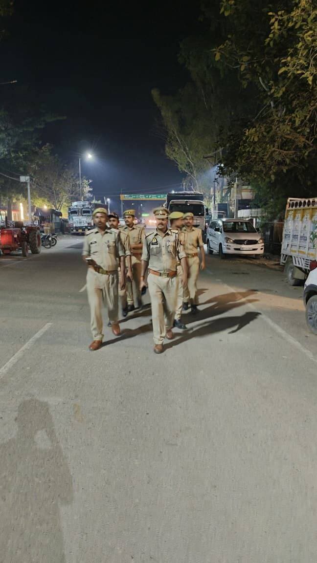 *शान्ति एवं सुरक्षा व्यवस्था सुदृढ़ बनाये रखने हेतु चित्रकूट पुलिस ने पैदल गश्त कर संदिग्ध वाहनों/व्यक्तियों की चेकिंग की गयी।*
आज दिनाँक 17.09.2026 को पुलिस अधीक्षक चित्रकूट श्री अरुण कुमार सिंह के निर्देशन में क्षेत्राधिकारीगण के नेतृत्व में शांति एवं सुरक्षा व्यवस्था सुदृढ़ बनाये रखने हेतु चित्रकूट पुलिस के थाना/चौकी प्रभारियों द्वारा अपने - अपने थाना/चौकी क्षेत्र के मिश्रित आबादी क्षेत्र एवं भीड़ भाड़ वाले स्थानों पर पैदल गस्त किया गया। पुलिस टीमों द्वारा दुकानदारों, व्यापारीबंधुओ एवं क्षेत्रीय नागरिको से वार्ता कर सुरक्षा व्यवस्था बनाये रखने का भरोसा दिया गया तथा पुलिस टीम द्वारा सड़क पर हो रहे अतिक्रमण, शराब की दुकान, रेलवे स्टेशनों,होटल/ढाबा एवं दो/चार पहिया वाहन एवं संदिग्ध व्यक्तियों की चेकिंग की गयी।
