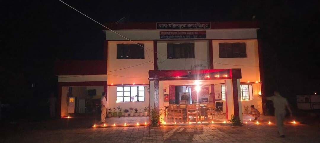 चित्रकूट ‘सेवा संकल्प अभियान’ के अंतर्गत जनपद के समस्त थानों में आयोजित हुआ ‘आशीर्वाद का दीया’ कार्यक्रम
माननीय प्रधानमंत्री श्री नरेन्द्र मोदी जी के जन्मदिवस के अवसर पर जनपद में दिनांक 17 सितम्बर से 17 अक्टूबर 2026 तक आयोजित किए जा रहे ‘सेवा संकल्प अभियान’ के अंतर्गत, पुलिस अधीक्षक चित्रकूट श्री अरुण कुमार सिंह के निर्देशन में आज जनपद चित्रकूट के समस्त थानों में ‘आशीर्वाद का दीया’ कार्यक्रम का आयोजन किया गया।
कार्यक्रम के दौरान पुलिस अधिकारियों एवं कर्मचारियों द्वारा जनसेवा, सामाजिक सद्भाव एवं जरूरतमंदों के प्रति संवेदनशीलता का संदेश देते हुए सहभागिता की गई। इस अवसर पर सेवा, सहयोग एवं मानवता की भावना को बढ़ावा देने तथा पुलिस-जनसहभागिता को सुदृढ़ करने का संदेश दिया गया।