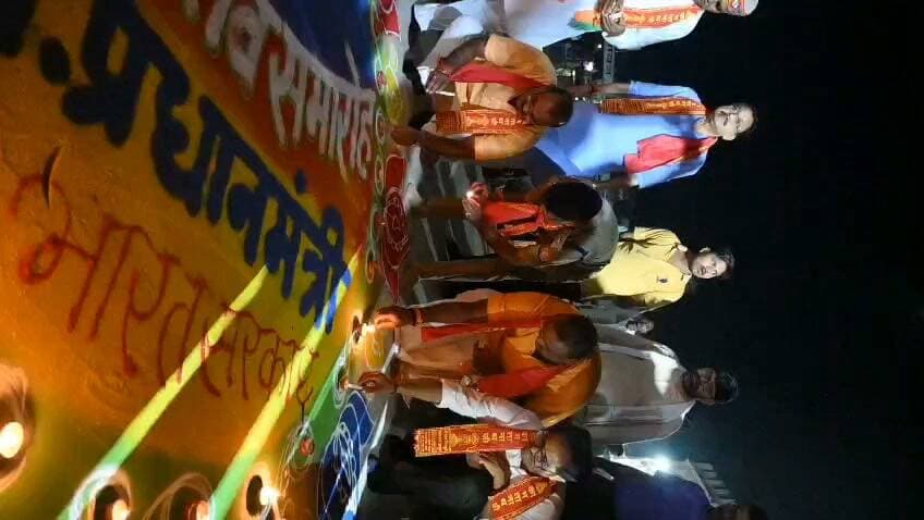 चित्रकूट
*सेवा संकल्प अभियान के अंतर्गत ‘आशीर्वाद का दीया’ कार्यक्रम का आयोजन, रामघाट पर प्रज्ज्वलित हुए 21 हजार दीप*
माननीय प्रधानमंत्री श्री नरेन्द्र मोदी जी के जन्मदिवस के अवसर पर जनपद में 17 सितम्बर से 17 अक्टूबर 2026 तक आयोजित ‘सेवा संकल्प अभियान’ के अंतर्गत आज *आशीर्वाद का दीया* कार्यक्रम का आयोजन किया गया। कार्यक्रम के तहत जनपद के ग्रामीण एवं नगरीय क्षेत्रों में लाभान्वित परिवारों तथा आम नागरिकों द्वारा अपने घरों, प्रतिष्ठानों एवं कार्यालयों में दीप प्रज्ज्वलित कर सहभागिता की गई।
इसी क्रम में रामघाट पर लगभग 10 हजार दीपों से सजाकर विशेष दीप प्रज्ज्वलन कार्यक्रम आयोजित किया गया। कार्यक्रम का उद्देश्य जनसहभागिता के माध्यम से सेवा, समर्पण एवं सामाजिक सहभागिता की भावना को प्रोत्साहित करना रहा।
इस अवसर पर जनपद के विभिन्न शासकीय कार्यालयों सहित जनपद के 10 प्रमुख धार्मिक एवं पर्यटन केंद्र पर दीप प्रज्ज्वलित किया गया।
इस अवसर पर माननीय जनप्रतिनिधियों एवं आम नागरिकों द्वारा *आशीर्वाद का दीया* हैशटैग के साथ दीप प्रज्ज्वलन से संबंधित फोटो एवं वीडियो सोशल मीडिया पर साझा कर कार्यक्रम में सहभागिता की गई।
कार्यक्रम के दौरान जिलाधिकारी श्री पुलकित गर्ग, पुलिस अधीक्षक श्री अरुण कुमार सिंह, भाजपा जिलाध्यक्ष श्री महेंद्र कोटार्य, क्षेत्रीय कार्यकारिणी सदस्य श्री रामपाल प्रजापति, अध्यक्ष नगर पालिका परिषद कर्वी श्री नरेंद्र गुप्ता, अध्यक्ष डिस्ट्रिक्ट को-ऑपरेटिव बैंक चित्रकूट-बांदा श्री पंकज अग्रवाल, मुख्य विकास अधिकारी श्री डी.पी. पाल, अपर जिलाधिकारी न्यायिक श्री अरुण यादव, जिला महामंत्री डॉ. अश्वनी अवस्थी, जिला युवा मोर्चा अध्यक्ष श्री हीरो मिश्रा सहित अन्य जनप्रतिनिधिगण एवं स्थानीय नागरिक उपस्थित रहे।