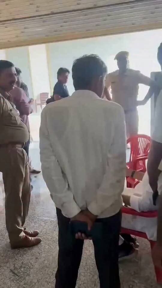 जनता के वोट से जीते पार्षद को पुलिस के दम पर उठाने की कोशिश।
भाजपा सरकार के दबाव में पुलिस प्रशासन द्वारा कांग्रेस के जीते हुए प्रत्याशी को उठाने की कोशिश की जा रही है जो लोकतंत्र और जनादेश की हत्या है। सुबह सुबह जल्दी पुलिस बड़ी मात्रा में फोर्स के साथ हमारे यहां कांग्रेस प्रत्याशी को उठाने आई है।-- तेजपाल मिर्धा कुचेरा
#govindsinghdotasara #rajasthanpolice #congress #nagaurpolice #kucheranagarpalika