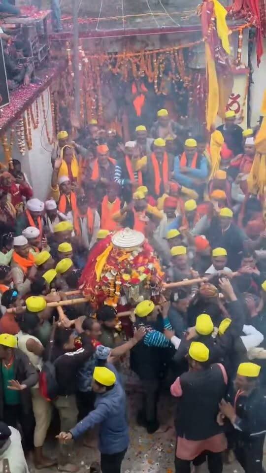 लाटू धाम वाण से मां नंदा की देव ड़ोलियां कैलास को रवाना
शुक्रवार को बेदनी कुंड में स्नान, पूजा अर्चना और पित्रृ तर्पण का आयोजन
लाटूधाम वाण से मां नंदा की देव ड़ोलियां कैलास के लिए रवाना हो गई हैं। इसके तहत शुक्रवार को बेदनी कुंड में देवी देवताओं का स्नान तो होगा ही अपितु पित्रों के निमित श्राद्ध और तर्पण की परम्परा का निर्वहन होगा।
वाण में देवी देवताओं की पूजा अर्चना के पश्चात नंदा के धर्म भाई लाटू देवता की अगुवाई में मां नंदा की ड़ोलियां और छंतोलियां कैलास को रवाना हुई। इस दौरान तमाम लोग नंदा की कैलास विदाई पर भाव विह्वल हो उठे। कई लोगों की आंखें छलछला उठी। मां नंदा की विदाई नंदा के जयकारों के साथ हुई। नंदा बड़ी जात की दशोली तथा बंड की उत्सव ड़ोलियां और छंतोलियां तथा बधाण की राजराजेश्वरी की लोकजात की उत्सव डोली भी कैलास को विदा हुई। हजारों श्रद्धालुओं की मौजूदगी में देव ड़ोलियां रात्रि प्रवास को निर्जन पड़ाव गैरोलीपातल पहुंची। देव ड़ोलियों और छंतोलियों संग श्रद्धालुओं का हुजूम भी वाण से कैलास की यात्रा पर निकल पड़ा है।
शुक्रवार को देव ड़ोलियों वेदनी कुंड जाएंगी। इस दौरान बेदनी कुंड में मां नंदा का स्नान होगा। उसके पश्चात नंदा की पूजा अर्चना के बाद पित्रों के निमित श्राद्ध और तर्पण की परंपरा का निर्वहन होगा। बेदनी में आस्था, लोक विश्वास और प्रकृति का अद्भुत समागम भी देखने को मिलेगा। इस धार्मिक परंपरा का निर्वहन करने के लिए हजारों श्रद्धालु साक्षी बनेंगे।
मान्यता है कि कैलास जाते समय मां नंदा ने महिषासुर नामक राक्षस का वध कर उसे इसी कुंड में समा दिया था। यही वजह है कि बेदनी कुंड धार्मिक आस्थावानों के लिए एक जल कुंड ही नहीं अपितु मां नंदा की सदियों से चली आ रही यात्रा और शक्ति का जीवंत प्रतीक भी है। कहा जाता है कि बेदनी पहुंचकर मां नंदा की यात्रा एक तरह से प्रकृति और परमात्मा के और करीब पहुंच जाती है। यहा होने वाली पूजा अर्चना के दौरान हिमालयवासियों के आराध्य भगवान शंकर स्वंय मौजूद रहते हैं। यही वजह है कि इस पल का साक्षी बनने के लिए धर्मावलंबी दुर्गम और कठिन रास्तों को पार कर बेदनी कुंड पहुंचते हैं।
बेदनी कुंड में तो मां नंदा की पूजा के साथ पित्रों के निमित श्राद्ध और तर्पण की परंपरा भी है। पुजारी देवी दत्त कुनियाल के अनुसार बेदनी कुंड में पित्रृ तर्पण से लोग अपने पुरखों को भी याद करते हैं। इस तरह बेदनी कुंड में स्नान, पूजा तथा तर्पण की धार्मिक क्रियाओं का निर्वहन होने के पश्चात बधाण की नंदा की लोकजात यात्रा वापस शुक्रवार को बांक गांव लौट आएगी। इसके पश्चात नंदा की देव ड़ोली 6 माह के लिए प्रवास पर सिद्धपीठ देवराड़ा के गर्भगृह में विराजमान हो जाएगी।
नंदा की बड़ी जात के तहत दशोली तथा बंड की उत्सव ड़ोलियां उच्च हिमालय में स्थित होमकुंड को रवाना होंगी। बेदनी कुंड से होमकुंड तक की यह यात्रा बेहद कठिन और चुनौती पूर्ण भी बनी रहेगी। होमकुंड पहुंचने पर चैसिंग्ये खाडुओं को कैलास के लिए विदा किया जाएगा। इसके बाद देव ड़ोलियां सुतोल गांव के लिए वापसी करेंगी और सिद्धपीठ कुरूड़ पहुंचकर गर्भगृह में विराजमान हो जाएंगी