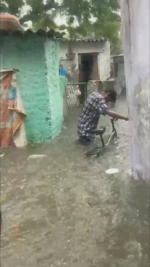 🌧️🏘️ જૂના વાડજની મહાલક્ષ્મીનગરની ચાલીમાં વરસાદી પાણી ભરાતા સ્થાનિકોને હાલાકીનો સામનો કરવો પડી રહ્યો છે.
ચાલી અને આસપાસના વિસ્તારમાં પાણીનો ભરાવો થતાં લોકોની અવરજવર મુશ્કેલ બની છે. સતત વરસાદ વચ્ચે રહેણાંક વિસ્તારમાં પાણી ભરાવાથી સ્થાનિકોની મુશ્કેલી વધી છે.
(Juna Vadaj, Mahalakshmi Nagar, Mahalakshmi Nagar Ni Chali, Amdavad, Juna Vadaj Waterlogging, Amdavad Rain, Waterlogging, Rainwater, Residential Area, Waterlogged Area, Local Residents, Monsoon Rain, Rain Update, Amdavad Weather, Amdavad News)
#JunaVadaj #Amdavad #AmdavadRain #Waterlogging #AmdavadNews