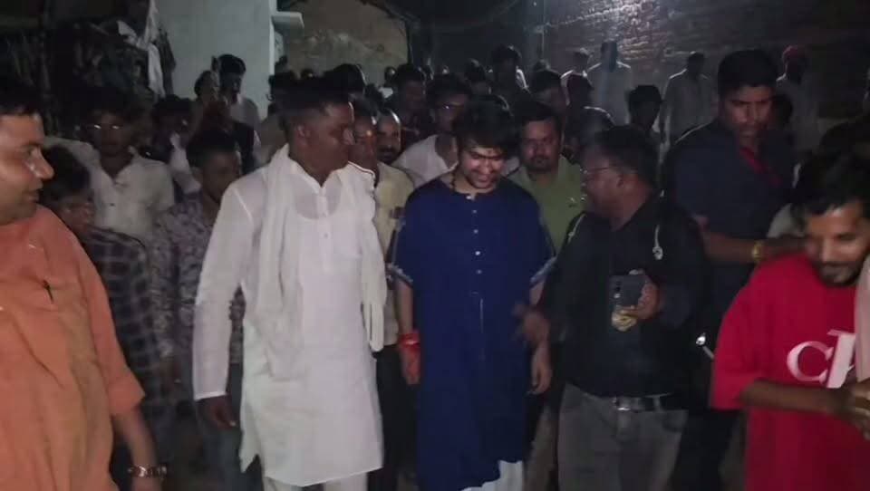 नग्गे पैर चुरारन के प्राचीन हनुमान मंदिर पहुंचे बागेश्वर धाम सरकार यहीं से शुरू हुई थी भागवत कथा यात्रा
छतरपुर जिला के ग्राम चुरारन स्थित प्राचीन पूज्य हनुमान मंदिर में बागेश्वर महाराज पहुंचे। यहां उन्होंने हनुमान जी के दर्शन कर विधिवत पूजा-अर्चना की और आरती में शामिल हुए,बताया जाता है कि इसी प्राचीन हनुमान मंदिर से डेढ़ दशक पूर्व बागेश्वर महाराज की प्रथम भागवत कथा की यात्रा का शुभारंभ हुआ था। यही वजह है कि इस मंदिर का उनके जीवन में विशेष आध्यात्मिक महत्व है बागेश्वर महाराज प्रत्येक वर्ष इस मंदिर में पहुंचकर हनुमान जी के दर्शन करते हैं और ग्रामीणों के साथ पूजा-अर्चना में शामिल होते हैं। इस दौरान मंदिर परिसर में ग्राम पंचायत के सरपंच बबलू (राजेश )कुशवाहा ,श्रद्धालुओं और ग्रामीणों की भी मौजूदगी रही।