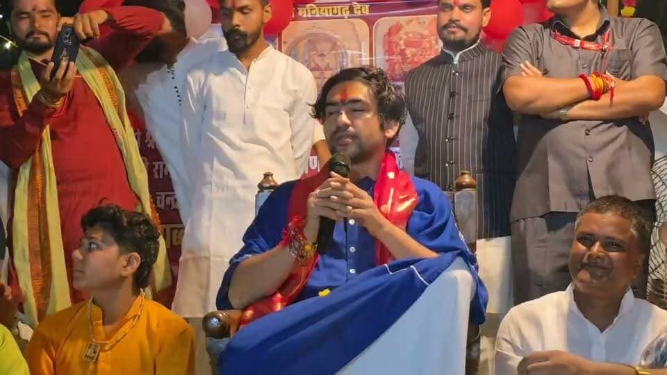 चंद्रनगर ग्राम की स्थापना के 100 वर्ष पूरे, शताब्दी समारोह में शामिल हुए बागेश्वर धाम सरकार
छतरपुर। जिले के चंद्रनगर ग्राम की स्थापना के 100 वर्ष पूर्ण होने पर शताब्दी वर्ष समारोह का आयोजन किया गया। इस अवसर पर ग्रामवासियों ने उत्साह के साथ दीप प्रज्वलित कर पूरे गांव को दीपावली की तरह रोशन किया।शताब्दी वर्ष के अवसर पर नेहरू पार्क स्थित गायत्री मंदिर परिसर में विशेष धार्मिक एवं सांस्कृतिक कार्यक्रम आयोजित किए गए। वहीं, ग्राम में चल रही साप्ताहिक श्रीमद्भागवत कथा का भी पूर्णाहुति के साथ समापन हुआ। इसके बाद पूरे गांव की ओर से हनुमान जी को ध्वज अर्पित किया गया और भंडारे का आयोजन किया गया कार्यक्रम के दौरान नेहरू पार्क गायत्री मंदिर प्रांगण में पूज्य बागेश्वर सरकार का ग्राम पंचायत के सरपंच और ग्राम के वरिष्ठजनों ने पथरियाखाड़े हनुमान जी का चित्र व श्रीफल भेंट कर स्वागत किया। बागेश्वर सरकार ने समस्त ग्रामवासियों को चंद्रनगर की स्थापना के 100 वर्ष पूर्ण होने पर शुभकामनाएं दीं और ग्राम की सुख-समृद्धि एवं मंगल की कामना की शताब्दी वर्ष समारोह में ग्राम के सरपंच राकेश ‘बबलू’ कुशवाहा सहित बड़ी संख्या में ग्रामवासी मौजूद रहे। पूरे आयोजन को लेकर ग्रामीणों में खासा उत्साह देखने को मिला।