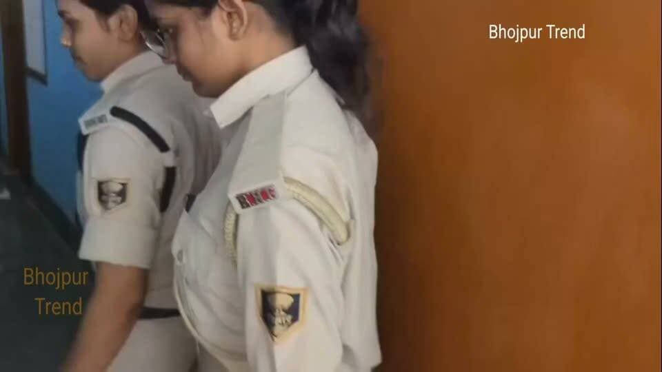 इस में तो खाली बियर ही भरा है देखिए
आरा के कतीरा स्थित एक मकान में भारी मात्रा में विदेशी शराब बरामद