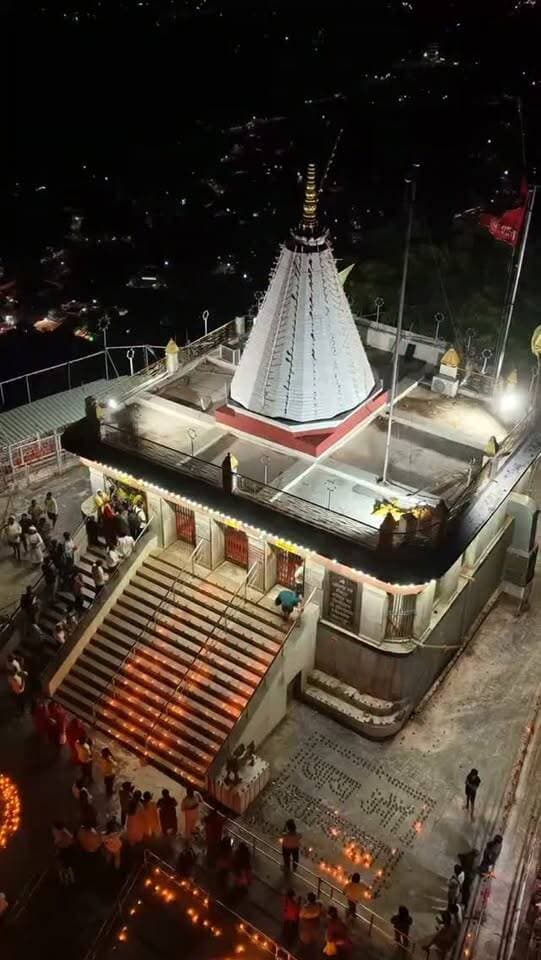 मां शारदा धाम में 1.11 लाख दीये जले