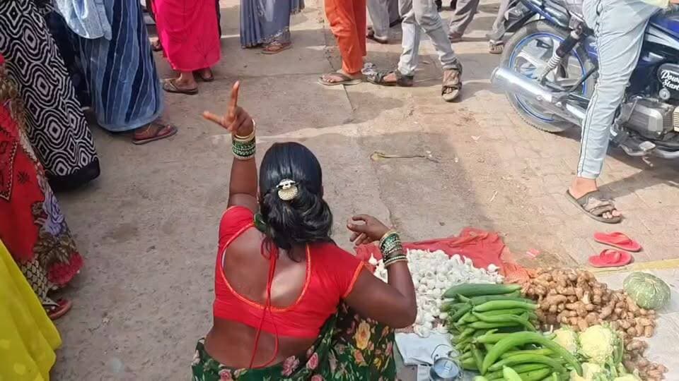 फुटपाथ पर अतिक्रमण को लेकर विवाद ने उस वक्त तूल पकड़ लिया, जब मौके पर भारी हंगामा देखने को मिला। मामले का वीडियो सोशल मीडिया पर सामने आया है।
आखिर फुटपाथ पर अतिक्रमण को लेकर विवाद क्यों हुआ? मौके पर क्या हुआ—देखिए पूरा मामला।
आपके शहर में भी फुटपाथ पर अतिक्रमण है? कमेंट में बताएं।
#छतरपुर #अतिक्रमण #फुटपाथ #हंगामा #ViralVideo #ChhatarpurNews #Bundelkhand #BreakingNews #BundeliBhaukaalNews