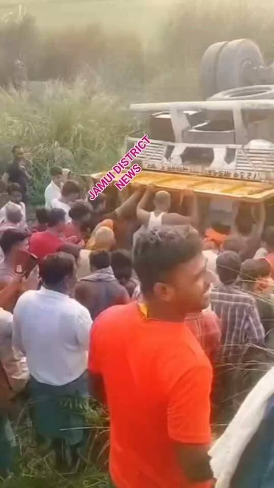 शराबबंदी वाले बिहार में शराब लदी ट्रक पलटी तो मची बोतलें उठाने की होड़, आधी रात के हादसे के बाद सुबह तक चलता रहा ‘खेल’!
दरभंगा के बहेड़ी में देर रात शराब लदी ट्रक पलटते ही मौके पर ऐसा नजारा दिखा कि हादसे से ज्यादा चर्चा बोतलों की होने लगी। भीड़ शराब निकालने में जुट गई और पुलिस सुबह करीब 6:30 बजे घटनास्थल पर पहुंची। #Jamui district news #Facebook viral #Bihar police #Bihar news