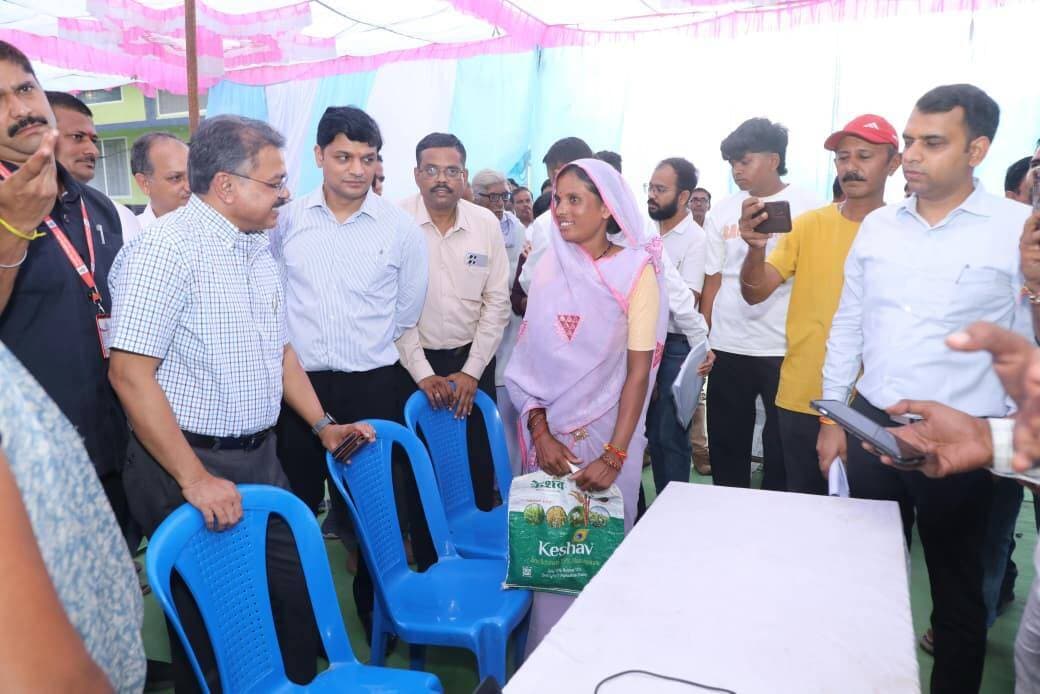 सेवा संकल्प अभियान 2026
मुख्य सचिव श्री अशोक बर्णवाल ने स्वामित्व निष्पादन एवं पंजीयन प्रक्रिया का लिया जायजा हितग्राहियों से की चर्चा,
आयुष्मान आरोग्य मंदिर का निरीक्षण कर स्वास्थ्य सुविधाओं की ली जानकारी
मुख्य सचिव श्री अशोक बर्णवाल ने जिले के भ्रमण के दौरान स्वामित्व अधिकार अभिलेख निष्पादन एवं पंजीयन योजना 2026 के तहत संचालित पंजीयन प्रक्रिया का जायजा लिया। उन्होंने मौके पर उपस्थित हितग्राहियों से चर्चा कर योजना के क्रियान्वयन एवं पंजीयन प्रक्रिया के संबंध में जानकारी ली।
मुख्य सचिव ने स्वामित्व अधिकार अभिलेख निष्पादन एवं पंजीयन योजना की हितग्राही श्रीमती पार्वती बाई के पंजीयन की पूरी प्रक्रिया को स्वयं देखा। उन्होंने पंजीयन प्रक्रिया में गवाह के रूप में उपस्थित श्री नरेंद्र चौरे एवं श्री गिरधारी चौरे से भी चर्चा की तथा पंजीयन की प्रक्रिया और इसमें लगने वाले आवश्यक दस्तावेजों के संबंध में जानकारी प्राप्त की।
इसके पश्चात मुख्य सचिव ने आयुष्मान आरोग्य मंदिर उप स्वास्थ्य केंद्र, पांजरा कलां का निरीक्षण किया। उन्होंने वहां उपलब्ध निरीक्षण पंजीयों का अवलोकन किया तथा स्वास्थ्य केंद्र में मरीजों को उपलब्ध कराई जा रही सुविधाओं की जानकारी ली। उन्होंने दवाइयों की उपलब्धता, मरीजों को दी जा रही स्वास्थ्य सेवाओं एवं केंद्र की व्यवस्थाओं के संबंध में संबंधित अधिकारियों से जानकारी प्राप्त की।
मुख्य सचिव ग्राम पंचायत निमसाड़िया भी पहुंचे। यहां उन्होंने स्वामित्व निष्पादन एवं पंजीयन योजना 2026 के तहत चल रही प्रक्रिया की जानकारी ली और उपस्थित अधिकारियों से अभियान के क्रियान्वयन के संबंध में चर्चा की। उन्होंने लोक सेवा उपकेंद्र के संचालक से भी चर्चा कर नागरिकों को उपलब्ध कराई जा रही सेवाओं तथा कार्यप्रणाली के संबंध में जानकारी प्राप्त की।
भ्रमण के दौरान मुख्य सचिव ने योजनाओं के मैदानी स्तर पर प्रभावी क्रियान्वयन, हितग्राहियों को समय पर लाभ पहुंचाने तथा नागरिकों को शासकीय सेवाओं की सुगम उपलब्धता सुनिश्चित करने के संबंध में आवश्यक जानकारी ली। निरीक्षण के दौरान संभाग आयुक्त श्री श्रीकांत बनोठ, कलेक्टर श्री सोमेश मिश्रा, डीआईजी श्री संतोष सोलंकी, एसपी श्री साई कृष्ण एस थोटा, जिला पंचायत सीईओ श्री हिमांशु जैन सहित अन्य अधिकारी उपस्थित रहे।
#सेवा_संकल्प_अभियान #SevaSankalpAbhiyan
#narmadapuram CM Madhya Pradesh Dr Mohan Yadav Jansampark Madhya Pradesh General Administration Department, MP Home Department of Madhya Pradesh Panchayat, Rural Development and Social Welfare Department of Madhya Pradesh Department Of Revenue, Madhya Pradesh Directorate of Health Services, Madhya Pradesh