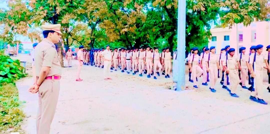 किशनगंज जिला मुख्यालय में आज दिनांक-18.09.2026 को पुलिस कप्तान संतोष कुमार द्वारा पुलिस केंद्र में आयोजित साप्ताहिक परेड एवं पी0टी0 का निरीक्षण किया गया।
निरीक्षण के दौरान परेड की अनुशासन, वर्दी, शारीरिक दक्षता एवं परेड की गुणवत्ता का अवलोकन करते हुए संबंधित पदाधिकारियों को आवश्यक दिशा-निर्देश दिए गए।साथ ही, उपस्थित पुलिस पदाधिकारियों एवं कर्मियों को कर्तव्यनिष्ठा, अनुशासन एवं बेहतर पुलिसिंग के लिए प्रेरित किया गया।
किशनगंज पुलिस द्वारा अनुशासित एवं सक्षम पुलिस बल के निर्माण हेतु निरंतर प्रयास किया जा रहा है। #viralreels #viralpost #viralreelschallenge #vacaciones #viralchallenge #videogames #newyork #2026Goals