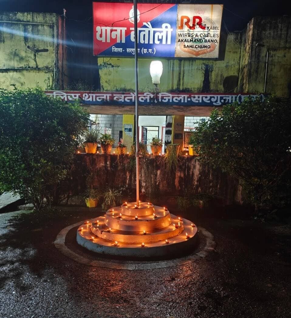 “सेवा संकल्प अभियान” का शुभारंभ
17 सितम्बर से 17 अक्टूबर 2026 तक आयोजित ‘सेवा संकल्प अभियान’ के तहत आज सरगुजा पुलिस द्वारा अभियान की शुरुआत की गई। इस अवसर पर जिले के पुलिस कार्यालयों सहित सभी थाना एवं चौकियों में ‘आशीर्वाद का दीया’ प्रज्वलित कर अभियान में सहभागिता की गई।
#SevaSankalpAbhiyan #सेवा_संकल्प_अभियान #आशीर्वाद_का_दीया #SurgujaPolice
#CGkeAshirwadkaDiya
sevasankalpabhiyan
modiat25