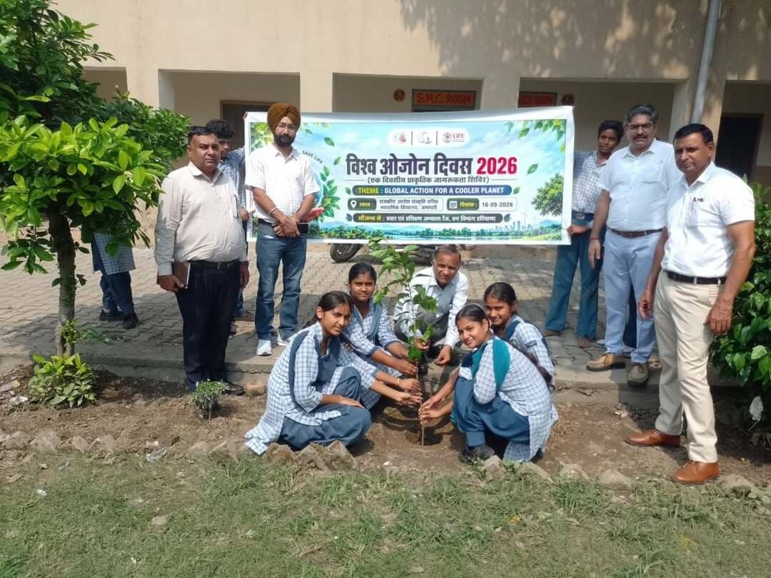 जगाधरी स्कूल में विश्व ओजोन दिवस पर विद्यार्थियों को पर्यावरण संरक्षण का संदेश, पौधारोपण व प्रश्नोत्तरी प्रतियोगिता के माध्यम से किया जागरूक....
यमुनानगर। (राष्ट्रीय कदम ब्यूरो)। मुख्य प्रचार अधिकारी श्रीमती सरोज पंवार के निर्देशानुसार जीएमएसएसएस स्कूल जगाधरी में प्रचार एवं प्रशिक्षण रेंज अंबाला तथा वन विभाग हरियाणा की ओर से विश्व ओजोन दिवस के उपलक्ष्य में जागरूकता कार्यक्रम आयोजित किया गया। कार्यक्रम में स्कूल के करीब 155 विद्यार्थियों ने भाग लिया। विद्यार्थियों को ओजोन परत के महत्व तथा पर्यावरण संरक्षण के उपायों के बारे में विस्तारपूर्वक जानकारी दी गई।
कार्यक्रम का शुभारंभ पौधारोपण के साथ किया गया। इस दौरान वन विभाग हरियाणा की ओर से तरुण कुमार एवं राकेश कुमार उपस्थित रहे। विद्यार्थियों को पर्यावरण संरक्षण, पौधारोपण और प्रकृति के प्रति जिम्मेदारी निभाने के लिए प्रेरित किया गया।
कार्यक्रम के दौरान विद्यार्थियों के लिए प्रश्नोत्तरी प्रतियोगिता भी आयोजित की गई। प्रतियोगिता में 9वीं कक्षा के पीयूष ने प्रथम, अमन मिश्रा ने द्वितीय, साक्षी ने तृतीय तथा भूपेंद्र ने चौथा स्थान प्राप्त किया। विजेता विद्यार्थियों को स्मृति चिन्ह देकर सम्मानित किया गया। वहीं सभी विद्यार्थियों को प्रचार सामग्री भी वितरित की गई।
स्कूल के प्रधानाचार्य मोहम्मद जावेद ने विद्यार्थियों को पर्यावरण के प्रति सजग एवं सचेत रहने का संदेश देते हुए कहा कि पर्यावरण संरक्षण प्रत्येक व्यक्ति की जिम्मेदारी है। उन्होंने विद्यार्थियों से अधिक से अधिक पौधे लगाने और प्रकृति की रक्षा में योगदान देने का आह्वान किया।