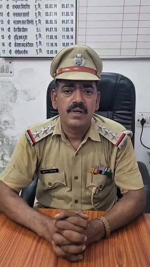 उदयपुर पुलिस का 'एरिया डोमिनेशन' अभियान: झाड़ोल में स्टंटबाजों और मॉडिफाइड पावर बाइक्स पर बड़ा एक्शन! 🚨🏍️
जिला पुलिस अधीक्षक डॉ. अमृता दुहन के निर्देशन में झाड़ोल सर्किल में पुलिस ने संयुक्त रूप से 'एरिया डोमिनेशन' के तहत सघन अभियान चलाया।
111 पावर बाइक्स जब्त: सड़कों पर तेज रफ्तार से स्टंट करने और ध्वनि प्रदूषण फैलाने वाली बाइकों के खिलाफ सख्त कार्रवाई।
मॉडिफाइड साइलेंसर नष्ट: बुलडोजर से मॉडिफाइड साइलेंसरों को मौके पर ही कराया गया नष्ट।
सख्त हिदायत: यातायात नियमों का उल्लंघन करने वाले हुड़दंगियों पर पुलिस का शिकंजा; युवाओं को बाइक स्टंट से दूर रहने की दी गई कड़ी चेतावनी।
सड़क सुरक्षा से खिलवाड़ बिल्कुल बर्दाश्त नहीं होगा—यातायात नियमों का पालन करें, सुरक्षित रहें!
#UdaipurPolice #RajasthanPolice #Jhadol #AreaDomination #RoadSafety TrafficRules ActionAgainstStunts SafetyFirst