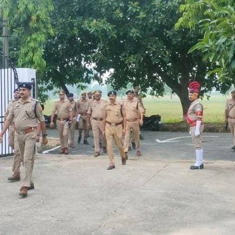 #बलरामपुर पुलिस लाइन में साप्ताहिक परेड: एसपी ने लगाई दौड़, 112 वाहनों और बैरकों का लिया जायजा...
#बलरामपुर। रिजर्व पुलिस लाइन बलरामपुर में शुक्रवार को आयोजित साप्ताहिक परेड के दौरान पुलिस अधीक्षक मार्तण्ड प्रकाश सिंह ने परेड की सलामी ली और निरीक्षण किया। पुलिसकर्मियों को शारीरिक व मानसिक रूप से फिट रखने के लिए उन्होंने परेड में शामिल जवानों को दौड़ लगवाई। इस दौरान पुलिस बल में अनुशासन और एकरूपता बनाए रखने के उद्देश्य से टोलीवार ड्रिल भी कराई गई।
परेड के उपरांत एसपी ने आपातकालीन सेवा यूपी-112 के वाहनों की सघन जांच की। वाहनों में रखे दंगा नियंत्रण उपकरणों, फर्स्ट एड बॉक्स और अन्य आवश्यक संसाधनों की क्रियाशीलता को परखा गया। उन्होंने 112 के कर्मियों को किसी भी आपात स्थिति में त्वरित रिस्पांस देने और रिस्पांस टाइम में सुधार लाने के कड़े निर्देश दिए।
निरीक्षण के अगले चरण में पुलिस अधीक्षक ने पुलिस लाइन परिसर की विभिन्न शाखाओं का भ्रमण किया। उन्होंने स्टोर रूम, क्वार्टर गार्ड, जीडी कार्यालय, कैंटीन, परिवहन शाखा और आदर्श आरक्षी बैरक की व्यवस्थाएं देखीं। पुलिस भोजनालय (मेस) के निरीक्षण के दौरान भोजन की गुणवत्ता और सफाई का जायजा लिया गया। एसपी ने आवासीय परिसर और आरक्षी बैरकों में स्वच्छता बनाए रखने के लिए संबंधित अधिकारियों को स्पष्ट हिदायत दी।
इस दौरान अपर पुलिस अधीक्षक विशाल पाण्डेय, क्षेत्राधिकारी नगर अभिषेक सिंह, क्षेत्राधिकारी उतरौला डॉ. जितेन्द्र कुमार, क्षेत्राधिकारी यातायात वीरसेन सिंह और पुलिस उपाधीक्षक अशोक कुमार सिंह सहित अन्य अधिकारी व कर्मचारी उपस्थित रहे।
#balrampur #balrampurpolice