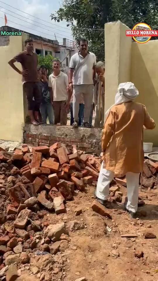 जनपद अध्यक्ष के पति को चाहिए सरकारी स्कूल में दूसरा गेट, नहीं होने दे रहे बाउंड्री का निर्माण, गांव में विवाद👇
मामला पोरसा जनपद के गांव नंद का पुरा का है। ग्रामीणों ने बताया कि सरकारी प्राइमरी स्कूल में एक तरफ मेन गेट है। पीछे की साइड में बाउंड्री का कुछ हिस्सा खुला हुआ था, जिसे ईंटों की चिनाई करके बंद कराया जा रहा था, लेकिन जनपद अध्यक्ष के पति ने चिनी हुई ईंटों को हटवा दिया, क्योंकि वे स्कूल में एक और गेट चाहते हैं। लोगों ने बताया कि ऐसा इसलिए किया जा रहा है ताकि स्कूल परिसर का उपयोग करके एक तरफ से दूसरी तरफ आया-जाया जा सके।