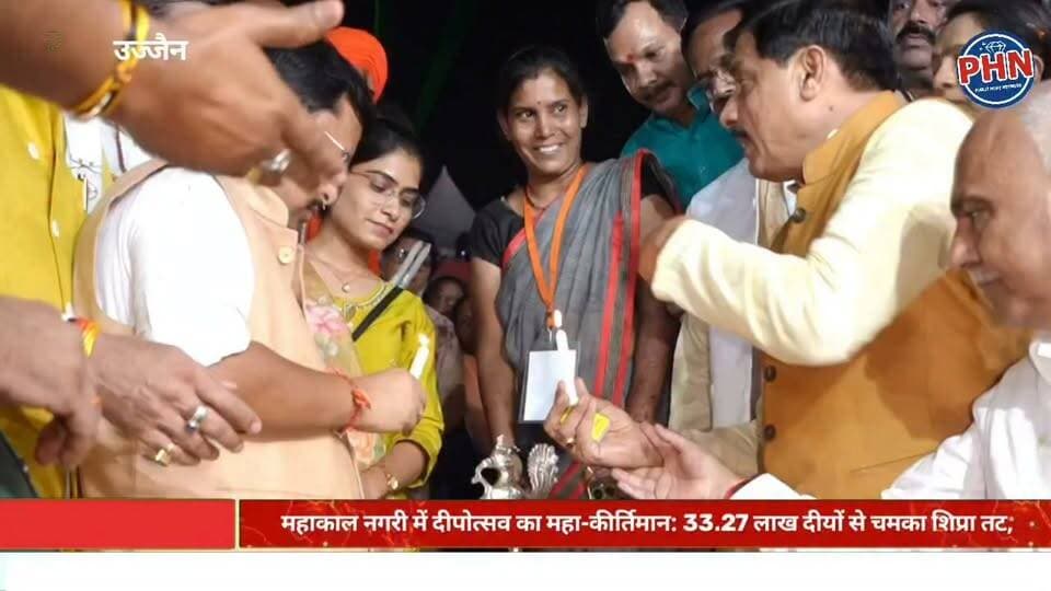 महाकाल नगरी में दीपोत्सव का महा-कीर्तिमान: 33.27 लाख दीयों से चमका शिप्रा तट, 50 लाख ग्रामीण परिवारों को मुफ्त रजिस्ट्री का ऐतिहासिक तोहफा