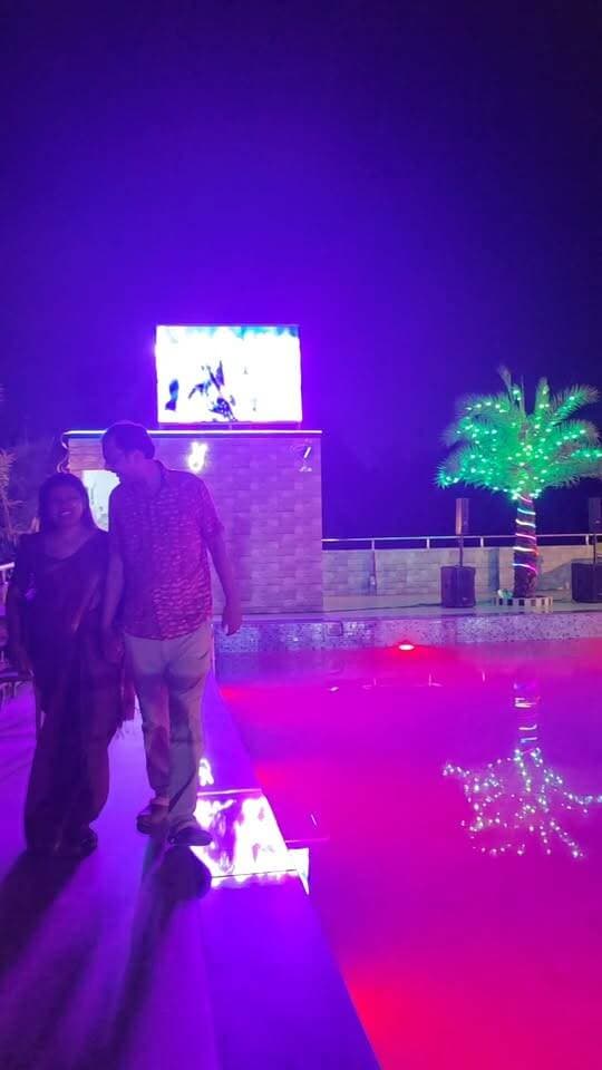 ✨ ভালো খাবার, সুন্দর ambience আর Poolside Café — তাও রাত ৪টা পর্যন্ত খোলা! 🌙☕🌴
সম্প্রতি আমরা ঘুরে এলাম GLEE – Hotel Cum Restaurant-এ, যা Sodepur-এর Kalyani Expressway-এর একদম কাছেই অবস্থিত। 😍🍽️
এই জায়গার অন্যতম আকর্ষণ তাদের সুন্দর Poolside Café 🌴✨
বন্ধুদের সঙ্গে আড্ডা, late-night food plan কিংবা একটু শান্ত পরিবেশে সময় কাটাতে জায়গাটি বেশ ভালো। আর সবচেয়ে ভালো ব্যাপার — Poolside Café খোলা থাকে রাত ৪টা পর্যন্ত! 🌙🔥
এছাড়াও রয়েছে আরামদায়ক Family Restaurant, যেখানে পরিবার, বন্ধু বা প্রিয়জনের সঙ্গে সুন্দরভাবে সময় কাটিয়ে খাবার উপভোগ করতে পারবেন। ❤️
📍 GLEE – Hotel Cum Restaurant
495, Tegharia, Ghola, Kalyani Expressway, Sodepur
📌 Location: https://maps.app.goo.gl/MMVA5Adjz3qanx6p9
📞 Contact: 09062630101
🎥 পুরো ভিডিওটা দেখে নিন — Poolside ambience, restaurant setup আর আমরা কী কী খাবার ট্রাই করলাম, সবই রয়েছে ভিডিওতে! 🍴✨
#GLEEHotel #GLEERestaurant #Sodepur #SodepurFood #KalyaniExpressway #PoolsideCafe #LateNightCafe #OpenTill4AM #FamilyRestaurant #FoodVlog #FoodReview #KolkataFoodies #KolkataFoodBlogger #BengalFoodies