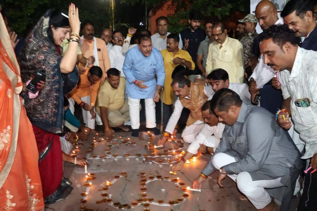 • आशीर्वाद के दीयों से रोशन हुआ सीहोर : सेवा और विकसित भारत के संकल्प से जगमगाया जिला
• प्रधानमंत्री श्री नरेन्द्र मोदी के जन्म दिवस पर जिलेभर में दिखा उत्साह, उमड़ा जनसैलाब
• घर-आंगन से सार्वजनिक स्थलों तक जले ‘आशीर्वाद के दीये’, नागरिकों ने 25 वर्षों की जनसेवा के प्रति व्यक्त किया आभार
• विकसित भारत 2047 के निर्माण में सक्रिय भागीदारी और सेवा का लिया संकल्प
प्रधानमंत्री श्री नरेन्द्र मोदी के जन्म दिवस के अवसर पर सीहोर जिला सेवा, सद्भाव, उत्साह और जनभागीदारी की रोशनी से जगमगा उठा। प्रधानमंत्री श्री मोदी के जन्म दिवस को जिलेवासियों ने केवल उत्सव के रूप में नहीं, बल्कि सेवा, समर्पण और राष्ट्र निर्माण के संकल्प के अवसर के रूप में मनाया। शाम होते ही जिले के नगरीय एवं ग्रामीण क्षेत्रों में घर-घर और आंगन-आंगन ‘आशीर्वाद का दीया’ जल उठा। अनेक सार्वजनिक स्थलों, स्कूलों, कॉलेजों और आंगनबाड़ी केन्द्रों सहित विभिन्न स्थानों पर नागरिकों ने दीप प्रज्ज्वलित कर प्रधानमंत्री श्री मोदी को जन्म दिवस की शुभकामनाएं दीं और उनके स्वस्थ एवं दीर्घायु जीवन की कामना की। सेवा संकल्प अभियान के शुभारंभ अवसर शाम 7 बजे सीवन नदी घाट, मनकामेश्वर मंदिर तथा लिसा टाकीज चौराहा पर ‘आशीर्वाद का दीया’ का वृहद दीप प्रज्वलन कार्यक्रम आयोजित किया जाएगा।
‘आशीर्वाद का दीया’ अभियान ने पूरे जिले में जनभागीदारी की एक मनोहारी तस्वीर प्रस्तुत की। किसी घर के आंगन में परिवार के साथ जलता दीप दिखाई दिया तो कहीं मोहल्लों और सार्वजनिक स्थलों पर नागरिकों ने एक साथ दीप प्रज्ज्वलित किए। हितग्राहियों, महिलाओं, युवाओं, बुजुर्गों, विद्यार्थियों और आम नागरिकों ने उत्साहपूर्वक सहभागिता की। इन दीयों की रोशनी में प्रधानमंत्री श्री नरेन्द्र मोदी के प्रति आत्मीयता, शुभकामना और आभार का भाव दिखाई दिया।
हर घर का दीया बना सेवा और संकल्प का प्रतीक
जिले के ग्रामीण क्षेत्रों में ‘आशीर्वाद का दीया’ अभियान को लेकर विशेष उत्साह देखा गया। हितग्राहियों ने अपने घरों के आंगन में दीये जलाकर प्रधानमंत्री श्री मोदी के जन्म दिवस की खुशियां मनाईं। नागरिकों ने कहा कि जनकल्याणकारी योजनाओं का लाभ समाज के विभिन्न वर्गों तक पहुंचने से लोगों के जीवन में सकारात्मक परिवर्तन आया है। इसी भावना के साथ उन्होंने दीप प्रज्ज्वलित कर सेवा के संकल्प को आगे बढ़ाने का संदेश दिया।
नगरीय क्षेत्रों में भी अनेक सार्वजनिक स्थानों पर नागरिकों ने एकत्र होकर दीप जलाए। एक साथ प्रज्ज्वलित होते दीपों ने सामाजिक एकजुटता और सामूहिक सहभागिता का संदेश दिया। यह दृश्य इस बात का प्रतीक बना कि राष्ट्र निर्माण की यात्रा में प्रत्येक नागरिक की भूमिका महत्वपूर्ण है और छोटे-छोटे प्रयास मिलकर बड़े परिवर्तन का आधार बनते हैं।
स्कूल, कॉलेज और आंगनबाड़ी केन्द्रों में भी जली सेवा की ज्योति
जिले के स्कूलों, कॉलेजों, आंगनबाड़ी केन्द्रों सहित विभिन्न संस्थानों में भी ‘आशीर्वाद का दीया’ कार्यक्रम आयोजित किए गए। विद्यार्थियों, शिक्षकों, आंगनबाड़ी कार्यकर्ताओं और नागरिकों ने दीप प्रज्ज्वलित कर प्रधानमंत्री श्री मोदी के सार्वजनिक जीवन के 25 वर्षों की जनसेवा के प्रति आभार व्यक्त किया।
विद्यालयों और महाविद्यालयों में विद्यार्थियों ने उत्साह के साथ सहभागिता करते हुए राष्ट्र निर्माण में अपनी भूमिका निभाने का संकल्प लिया। बच्चों और युवाओं की भागीदारी ने कार्यक्रम को नई ऊर्जा प्रदान की। आंगनबाड़ी केन्द्रों पर महिलाओं और बच्चों ने भी दीप जलाकर इस अभियान को जन-जन का अभियान बनाया।
25 वर्षों की जनसेवा के प्रति व्यक्त किया आभार
प्रधानमंत्री श्री नरेन्द्र मोदी के सार्वजनिक जीवन के 25 वर्षों की जनसेवा के अवसर पर जिलेवासियों ने उनके प्रति अपनी शुभकामनाएं और आभार व्यक्त किया। नागरिकों ने कहा कि सेवा की भावना समाज और राष्ट्र को आगे बढ़ाने की सबसे बड़ी शक्ति है। इसी भावना को आत्मसात करते हुए लोगों ने ‘आशीर्वाद का दीया’ जलाकर जनसेवा और राष्ट्र निर्माण के कार्यों में अपनी सहभागिता बनाए रखने का संकल्प लिया।
दीप प्रज्ज्वलन के दौरान नागरिकों में उत्साह और आत्मीयता का वातावरण रहा। कहीं परिवार के सदस्यों ने एक साथ दीया जलाया, तो कहीं पड़ोसियों और नागरिकों ने सामूहिक रूप से दीप प्रज्ज्वलित किए। हर दीप में शुभकामना का भाव था और हर संकल्प में राष्ट्र के प्रति जिम्मेदारी की अनुभूति दिखाई दी।
विकसित भारत 2047 में सक्रिय योगदान का लिया संकल्प
प्रधानमंत्री श्री मोदी के जन्म दिवस पर जिलेवासियों ने ‘विकसित भारत 2047’ के निर्माण में सक्रिय भागीदारी का संकल्प लिया। नागरिकों ने कहा कि विकसित भारत का सपना केवल सरकार के प्रयासों से नहीं, बल्कि प्रत्येक नागरिक की जिम्मेदारी, कर्तव्यबोध और सहभागिता से साकार होगा।
इस अवसर पर नागरिकों ने शिक्षा, स्वच्छता, पर्यावरण संरक्षण, सामाजिक समरसता, आत्मनिर्भरता, जनभागीदारी और राष्ट्र निर्माण के कार्यों में अपनी सक्रिय भूमिका निभाने का संकल्प लिया। ‘आशीर्वाद का दीया’ अभियान ने सेवा की भावना को उत्सव से जोड़ते हुए नागरिकों को यह संदेश दिया कि राष्ट्र के विकास में प्रत्येक व्यक्ति का योगदान महत्वपूर्ण है।
गांव से शहर तक एक साथ जली सेवा की लौ
सीहोर जिले के गांवों से लेकर शहरों तक ‘आशीर्वाद का दीया’ अभियान ने एक समान उत्साह और उमंग का वातावरण बनाया। ग्रामीण अंचलों में घरों के आंगन और चौखटों पर दीप जले, वहीं नगरीय क्षेत्रों में सार्वजनिक स्थलों पर नागरिकों ने सामूहिक रूप से दीप प्रज्ज्वलित किए। इस दौरान जिले के विभिन्न हिस्सों में दीपों की रोशनी के साथ सेवा और राष्ट्र निर्माण का संदेश गूंजता रहा।
यह आयोजन किसी एक वर्ग तक सीमित नहीं रहा। समाज के विभिन्न वर्गों ने इसमें सहभागिता कर इसे व्यापक जनभागीदारी का स्वरूप प्रदान किया। महिलाओं, युवाओं, विद्यार्थियों, बुजुर्गों और हितग्राहियों की सहभागिता ने कार्यक्रम को और अधिक प्रभावी बनाया।
एक दीप से अनेक संकल्पों तक पहुंचा अभियान
‘आशीर्वाद का दीया’ केवल दीप प्रज्ज्वलन का कार्यक्रम नहीं रहा, बल्कि यह नागरिकों की भावनाओं, शुभकामनाओं और संकल्पों का प्रतीक बन गया। घर-घर जलता एक छोटा-सा दीप जब हजारों घरों में एक साथ प्रज्ज्वलित हुआ तो उसने पूरे जिले को सेवा और सकारात्मकता के प्रकाश से भर दिया।
इन दीपों ने यह संदेश भी दिया कि जब प्रत्येक नागरिक अपने हिस्से का प्रकाश जलाता है, तो सामूहिक रूप से वही प्रकाश समाज और राष्ट्र के विकास का मार्ग प्रशस्त करता है। प्रधानमंत्री श्री मोदी के जन्म दिवस पर जिलेभर में जलाए गए दीयों ने सेवा, जनभागीदारी और राष्ट्र निर्माण की भावना को नई ऊर्जा प्रदान की।
सेवा से राष्ट्र निर्माण और राष्ट्र निर्माण से विकसित भारत की ओर
प्रधानमंत्री श्री नरेन्द्र मोदी के जन्म दिवस पर आयोजित ‘आशीर्वाद का दीया’ अभियान ने सीहोर जिले में उत्सव को सेवा और संकल्प से जोड़ दिया। दीपों की रोशनी में नागरिकों ने प्रधानमंत्री श्री मोदी के 25 वर्षों के जनसेवा के सफर के प्रति आभार व्यक्त किया और विकसित भारत 2047 के निर्माण में अपनी सक्रिय भूमिका निभाने का संकल्प लिया।
घर की चौखट से लेकर सार्वजनिक स्थलों तक जलते दीपों ने एक ही संदेश दिया—सेवा केवल एक कार्य नहीं, बल्कि राष्ट्र निर्माण की भावना है। जिलेवासियों ने इस भावना के साथ प्रधानमंत्री श्री मोदी के जन्म दिवस को उत्साहपूर्वक मनाया और सेवा, सहभागिता तथा विकसित भारत के संकल्प को आगे बढ़ाने का प्रण लिया।
इन्होंने की सहभागिता
आशीर्वाद का दिया कार्यक्रम में विधायक श्री सुदेश राय, भाजपा जिला अध्यक्ष श्री नरेश मेवाड़ा, नगर पालिका अध्यक्ष श्री प्रिंस राठौर, पिछड़ा वर्ग आयोग के सदस्य श्री सीताराम यादव, पूर्व जिला पंचायत अध्यक्ष श्री जसपाल सिंह अरोरा, सीहोर जिले के प्रभारी एवं रेशम उत्पादन आयुक्त श्री मोहित बुंदस, कलेक्टर श्री बालागुरू के., पुलिस अधिक्षक श्रीमती सोनाक्षी सक्सेना, जिला पंचायत सीईओ श्रीमती सर्जना यादव श्री विकास विरानी, श्री सन्नी महाजन, श्री सुदीप प्रजापति, श्री सुरेन्द्र मेवाड़ा सहित अनेक जनप्रतिनिधी बड़ी संख्या में गणमान्य नागरिक, अधिकारी कर्मचारी तथा महिलाओं एवं बच्चो ने सहभागीता की ।
#JansamparkMP #CMMadhyaPradesh #MadhyaPradesh #sehore
#आशीर्वाद_का_दीया #जनसेवा #सेवा_संकल्प #सेवा_के_25_वर्ष #जनकल्याण #सेवा_ही_संकल्प #आशीर्वाद