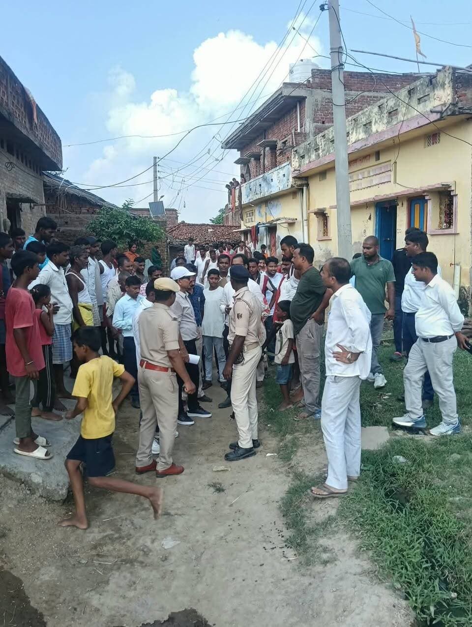दिघौरा में तीसरी बार पहुंची पटना की जांच टीम: काम किए बिना राशि निकालने के मामले में बड़े खुलासे की संभावना, कई दोषी जल्द होंगे बेनकाब
दिघौरा पंचायत धांधली मामले से जुड़ी मुख्य बातें:
तीसरी बार जांच: गया जिले के टिकारी प्रखंड की दिघौरा पंचायत में सरकारी योजनाओं में हुई अनियमितताओं की जांच के लिए पटना से विशेष टीम फिर पहुंची है।
बिना काम किए राशि की निकासी: प्राथमिक जानकारी के अनुसार, धरातल पर काम पूरा किए बिना ही फर्जी तरीके से सरकारी राशि का भुगतान उठा लिया गया था।
पटना से पहुंची विशेष टीम: इस पूरे मामले की निष्पक्ष और गहराई से जांच करने के लिए राज्य मुख्यालय (पटना) से अधिकारियों का दल मौके पर पहुंचकर दस्तावेज खंगाल रहा है।
गाज गिरना तय: जांच पूरी होते ही फर्जीवाड़े में शामिल जनप्रतिनिधि, संबंधित पंचायत सचिव, रोजगार सेवक और तकनीकी कर्मियों (इंजीनियरों) पर कड़ी गाज गिरना तय माना जा रहा है।
जल्द होगा बड़ा खुलासा: अधिकारियों के मुताबिक जांच अंतिम चरण में है और दोषियों को चिह्नित कर बहुत जल्द उनके नाम सार्वजनिक किए जाएंगे तथा विभागीय कार्रवाई के साथ FIR दर्ज की जाएगी। #bdbiharjharkhand