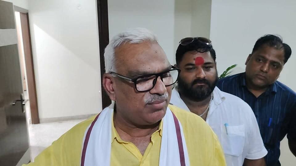 भरतपुर में खेला.गृह राज्य मंत्री जवाहर सिंह ने मनाया विचित्रा सिंह को...! अब भाजपा का मेयर बनाना पक्का..!