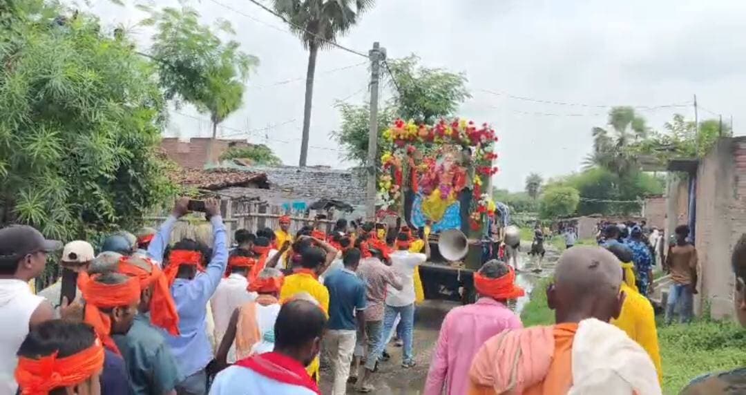 सिंहवाड़ा में नए रूट से हो रहा बाबा विश्वकर्मा की प्रतिमा का विसर्जन
भरवाड़ा न्यूज:- ठाकुर जी
दरभंगा जिले के सिंहवाड़ा थाना क्षेत्र अंतर्गत कटासा पंचायत के कटहलिया गांव में बाबा विश्वकर्मा पूजा की प्रतिमा विसर्जन को लेकर पिछले दिनों चर्चा बनी हुई थी।
आज प्रशासन के सहयोग से बाबा विश्वकर्मा पूजा की प्रतिमा का विसर्जन नए निर्धारित रूट से कराया जा रहा है। प्रशासन की मौजूदगी में शांतिपूर्ण तरीके से विसर्जन की प्रक्रिया पूरी कराई जा रही है।
