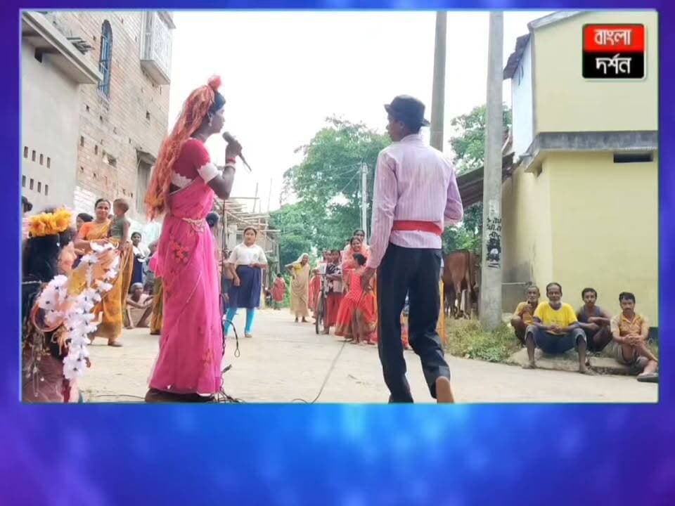 ভাদুর সুরে মুগ্ধ বাংলা, আড়ালে লোকশিল্পীদের না-বলা কাহিনি
#lokoshilp #burwan #news #murshidabadnews #murshidabad #WestBengal #burwan #kandi #bangladarshan #banglanews