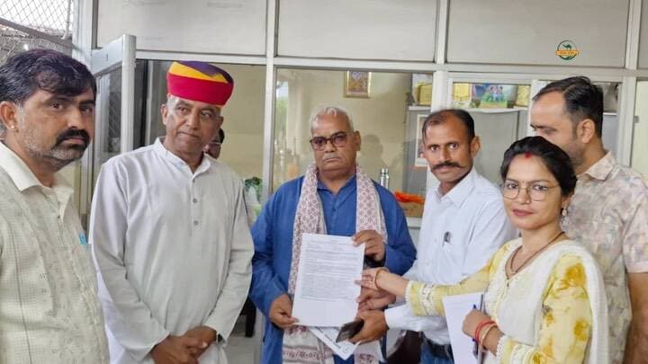 सैनिक स्कूल में सुविधाओं की मांग पर बेटियां सामूहिक अवकाश पर, अब प्रिंसिपल की अटेंडेंस को लेकर चेतावनी
#SikarSandesh #Sikar #SainikSchool #RajasthanNews #MadanDilawar