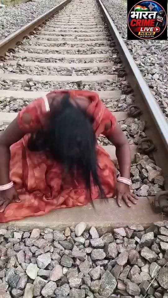 चीनी के बढ़ते दाम को लेकर महिला का अनोखा विरोध सामने आया है। वीडियो में महिला भुत खेलते हुए पीएम मोदी से कह रही है - “मोदिया, चीनी के दाम कम कर दे।” महिला का यह देसी अंदाज सोशल मीडिया पर खूब चर्चा में है। वीडियो देखकर लोग तरह-तरह के कमेंट कर रहे हैं।
#Bharatcrimelivenews
#aurangabadbihar #bihar #viralvideochallenge