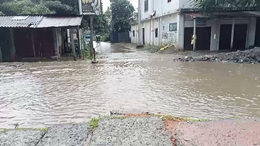 पौआखाली नगर पंचायत में नाले में पानी नहीं बल्कि पानी में नला जा रहा यही है हालात