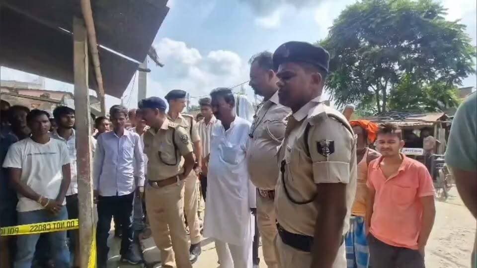 बेगूसराय में चोरों ने रात में एक सोने की दुकान में चोरी की घटना को दिया अंजाम तीन से चार लाख की चोरी