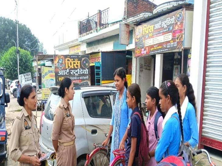 *एंटी रोमियो स्क्वाड ने चलाया चेकिंग अभियान:* शाहजहांपुर में स्कूलों के बाहर संदिग्ध लोगों से पूछताछ, छात्राओं को किया जागरूक