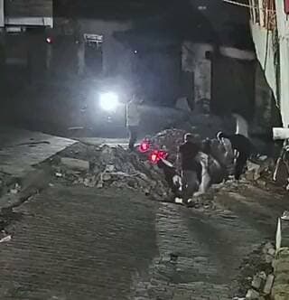 ये गड्ढा नहीं, जल्दी पहुंचने का रास्ता है, जिसके अंदर डिलीवरी बॉय गिरा है
-कानपुर, उत्तर प्रदेश